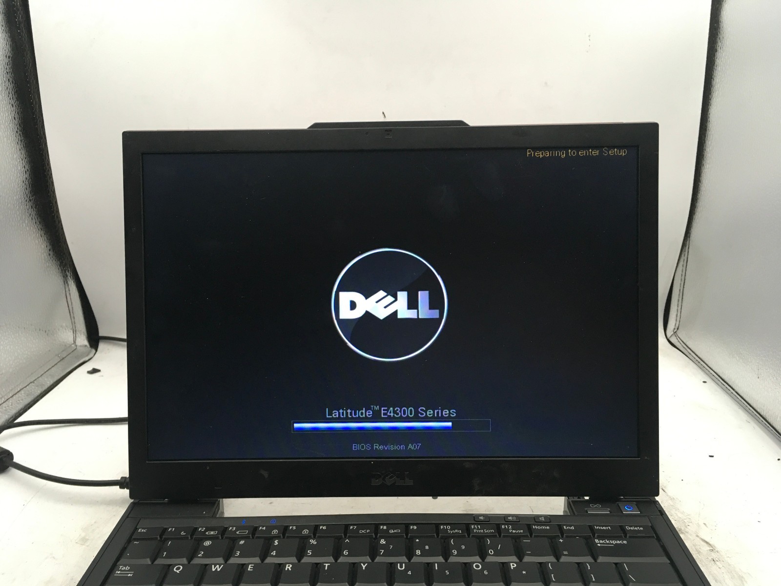 DELL LATITUDE E4300 -FOR PARTS/FREEZES- INTEL CORE 2 DUO – 2GB RAM – 13″-READ-BB