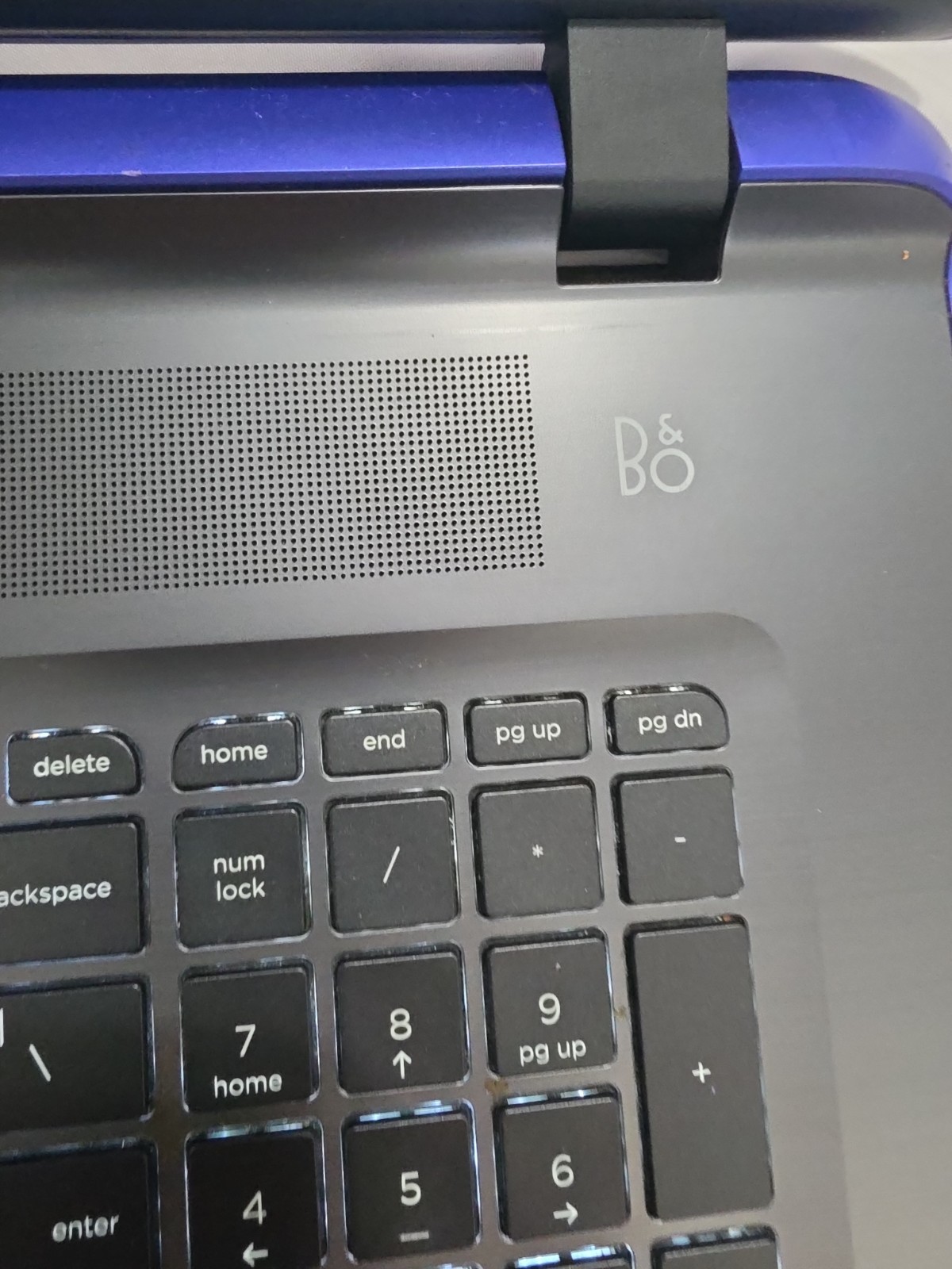 Hp Pavilion 17 Notebook Intel Core i3 6th Gen, 1tb HD, 8 Gb Ram.