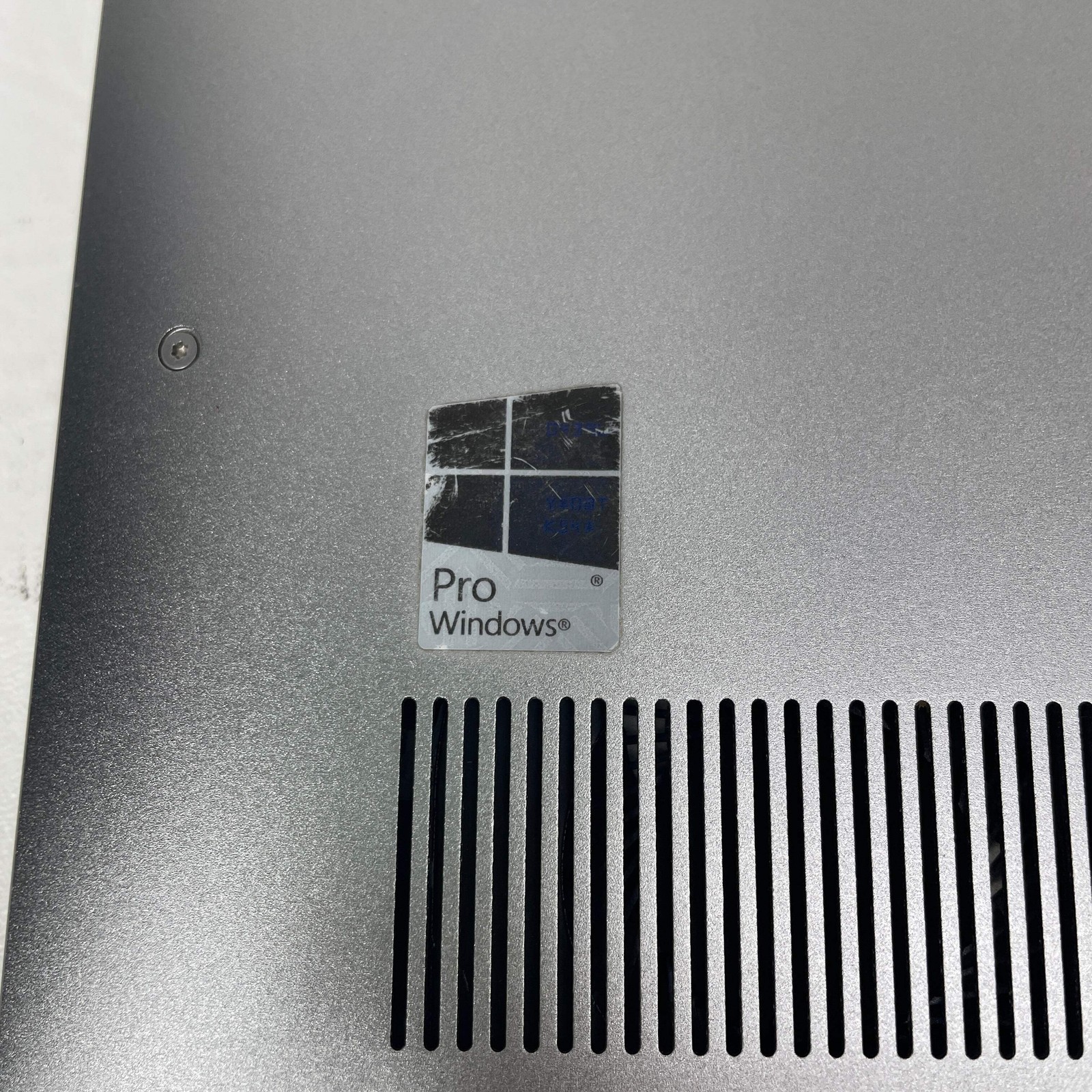 Dell XPS 9560 15.6″ i7-7700HQ 2.8GHz 16GB RAM 1TB SSD GeForce GTX 1050