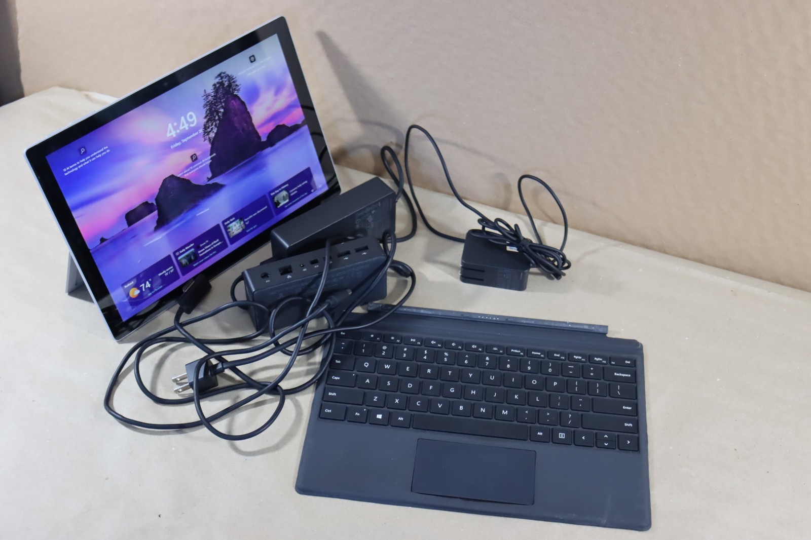 Microsoft Surface Pro 5 i5-7300U 8GB RAM 256GB Wi-Fi + LTE