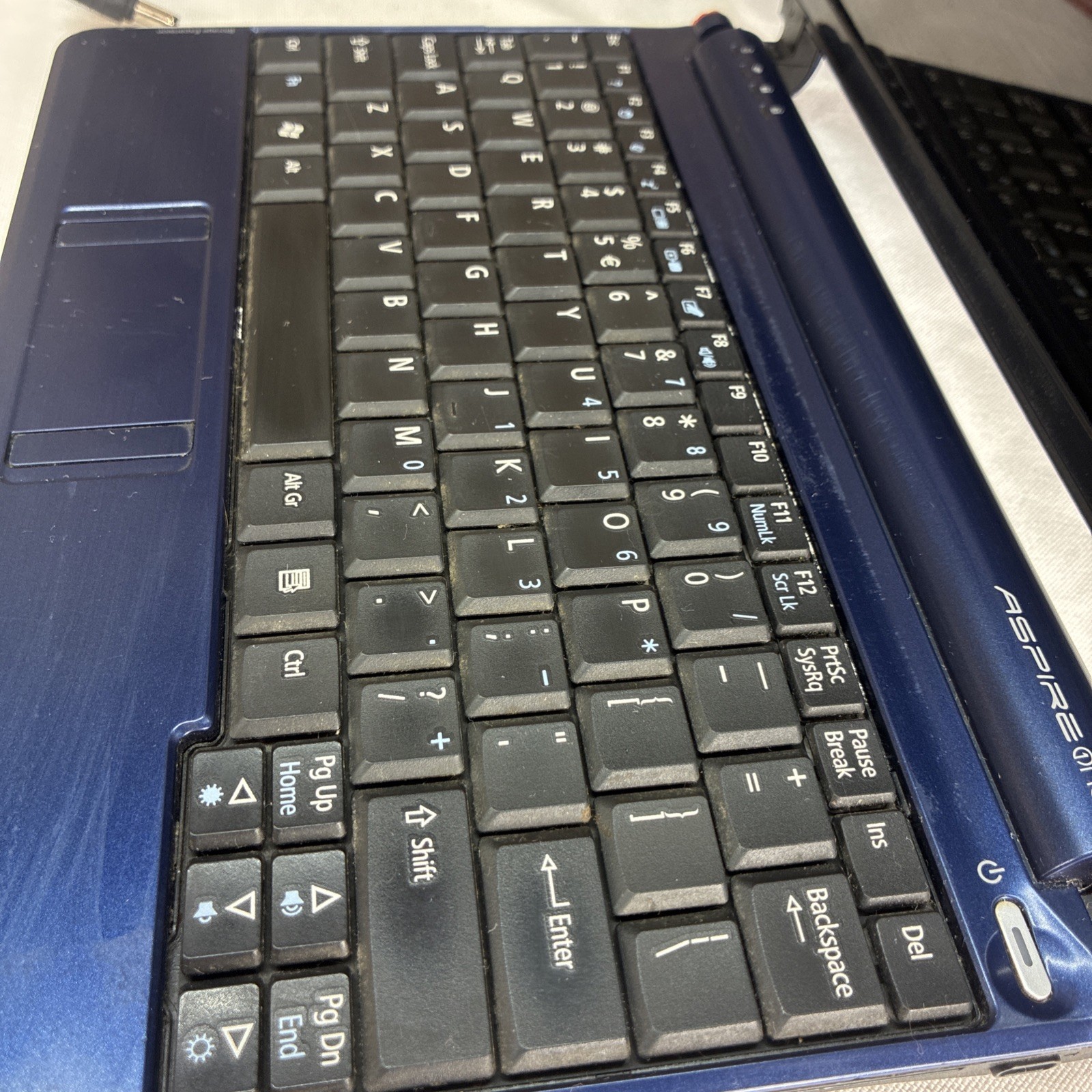 Acer One Mini Laptop Computer Windows Xp W/Mouse, Power Cord, & Carry Bag