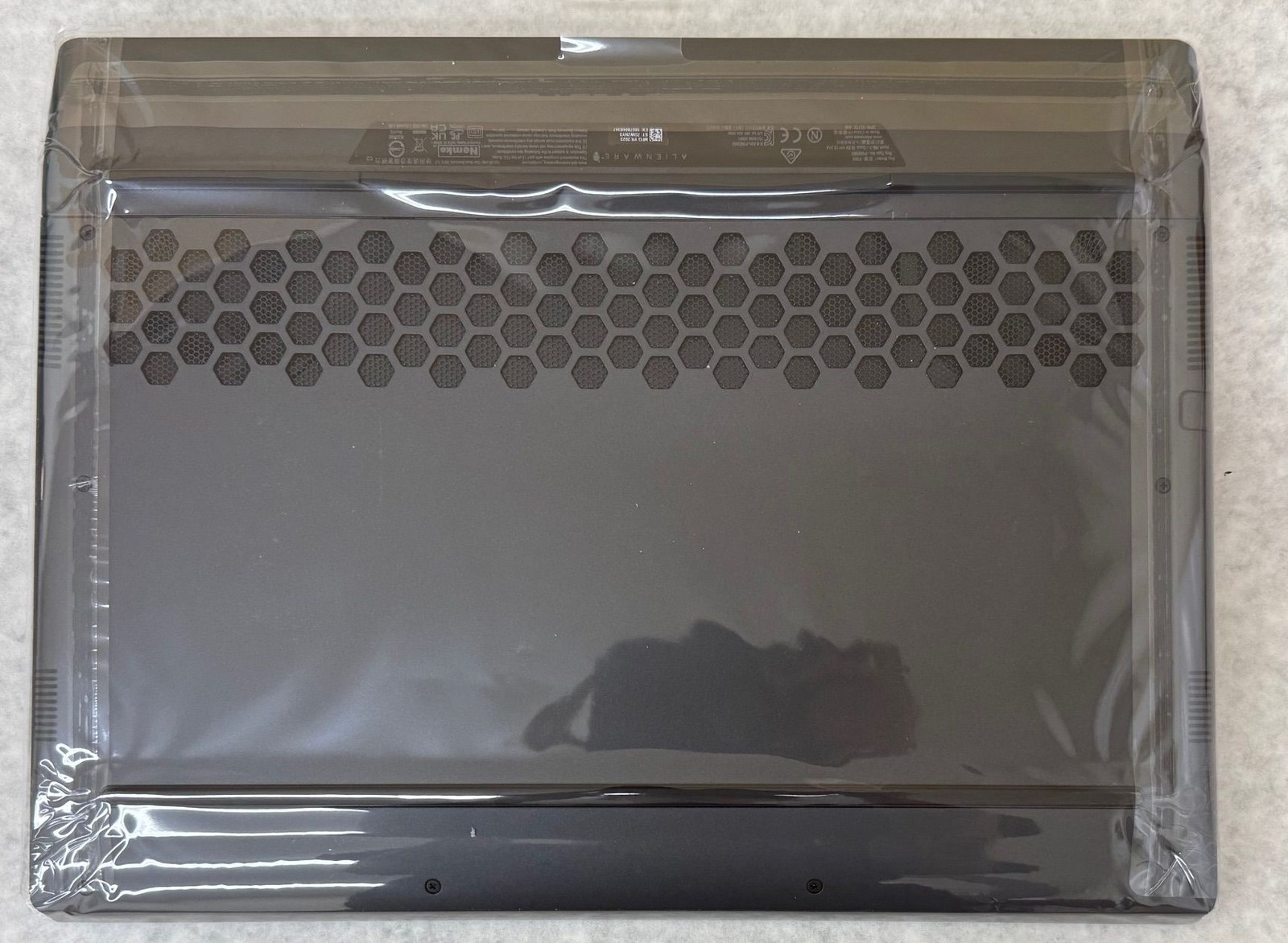 Alienware M17 R5 P50E002 17″ Ryzen 9 6900HX 32GB RAM 1TB SSD GeForce RTX 3070Ti