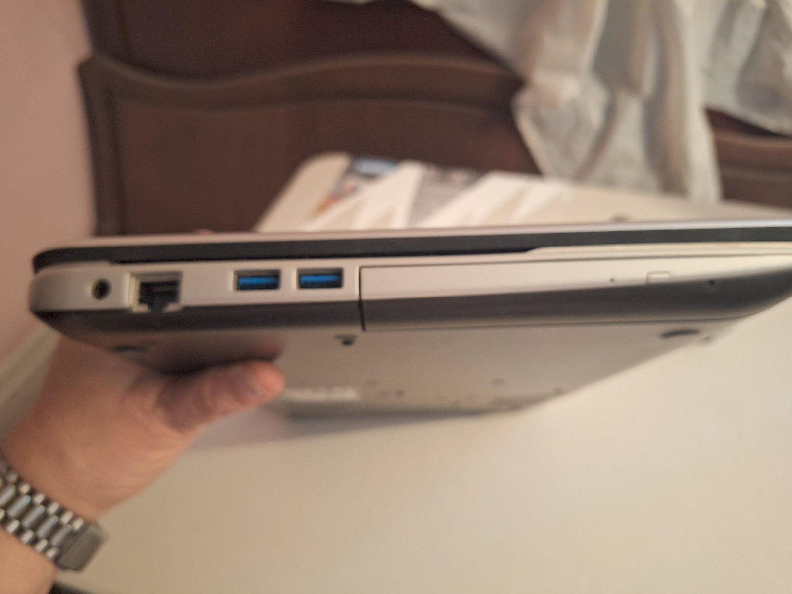 TOSHIBA SATELLITE P50T-B DOES NOT BOOT UP. PARTS ONLY. NO DRIVE OR BATTERY INC