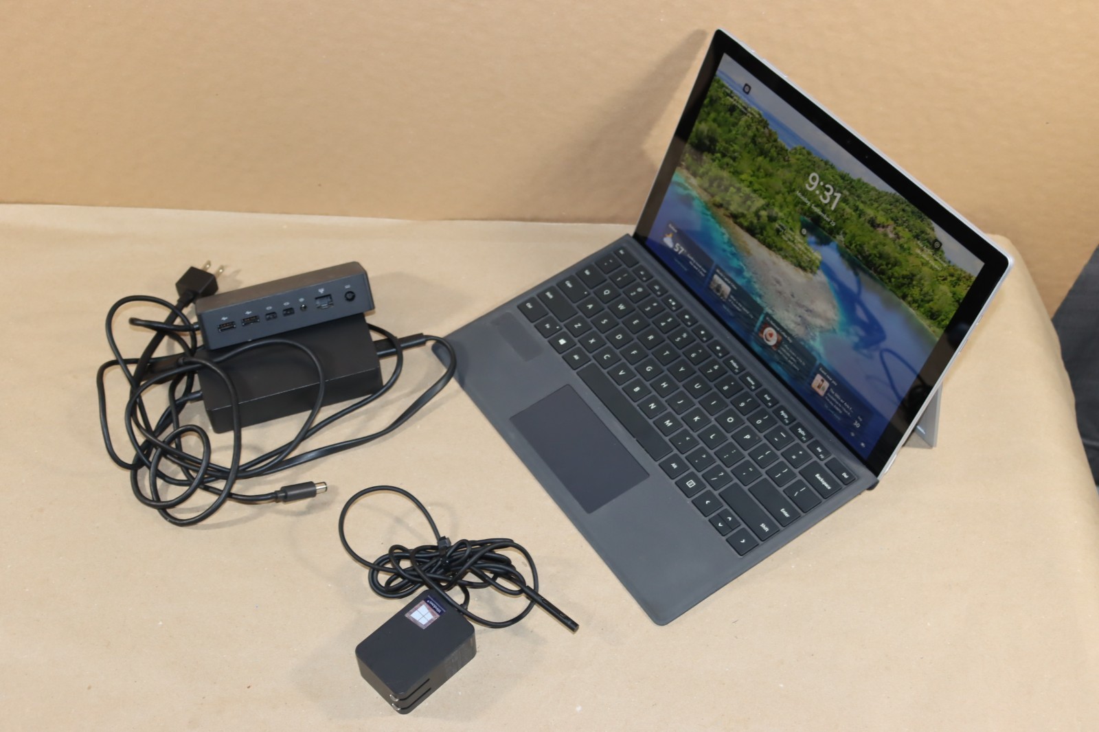 Microsoft Surface Pro 5 i5-7300U 8GB RAM 256GB Wi-Fi + Cellular / LTE