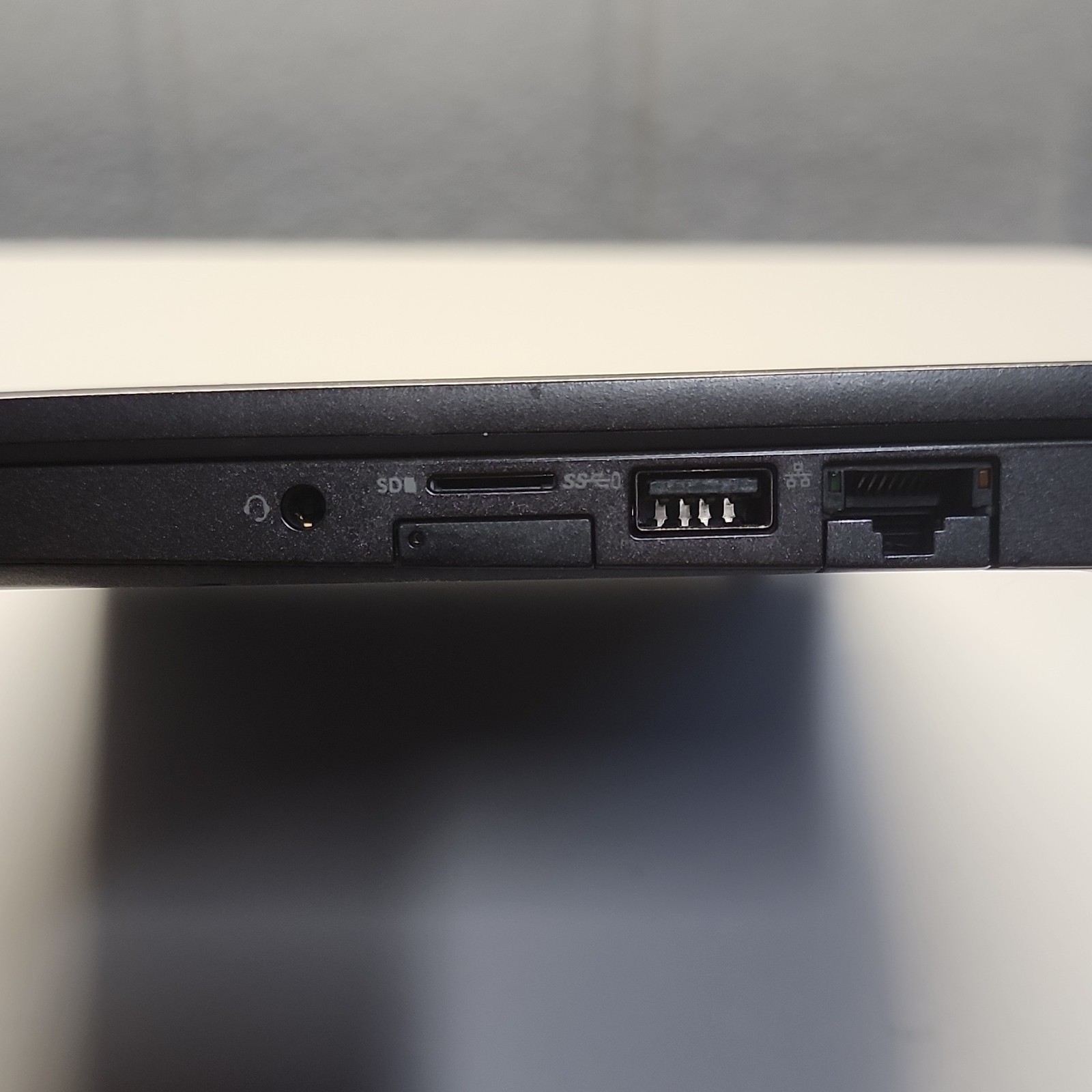 Dell Latitude 5300 13.3″ i5-8365U 16GB 500GB NVMe SSD Win 11 Pro Charger & Batt
