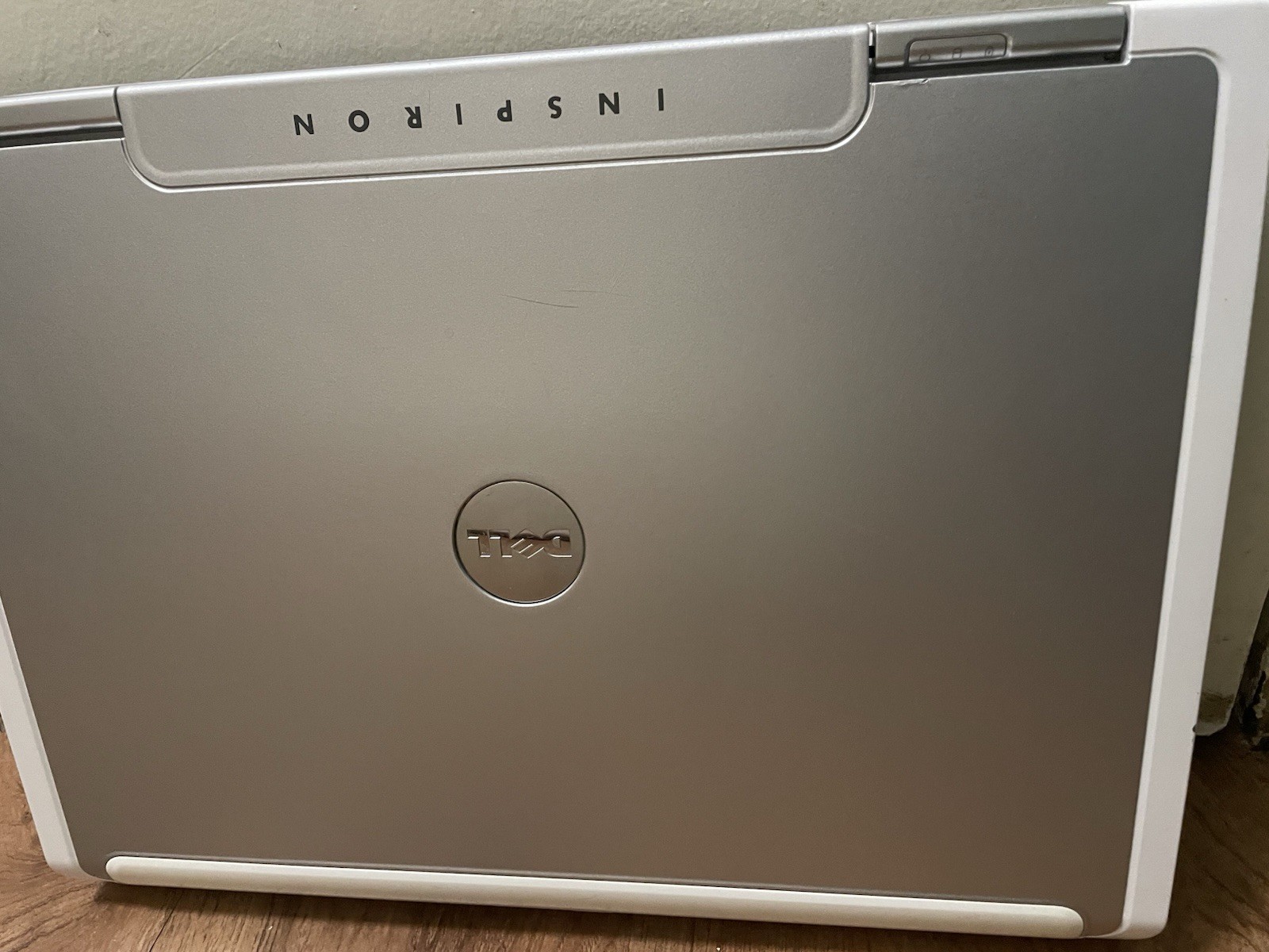 Dell Inspiron 9300 Laptop Linux 18″ PentiumM 1GB + Charger & CarryingCase Wi-Fi