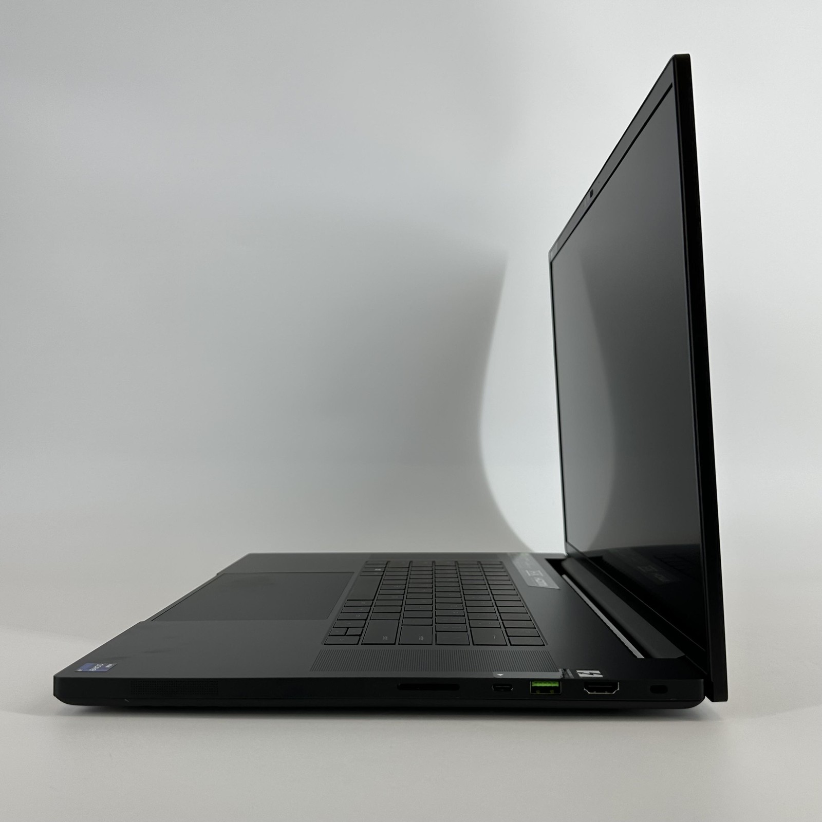 Razer Blade 18 240Hz QHD 2.2 GHz i9-14900HX 32GB 2TB NVIDIA RTX 4090 Excellent