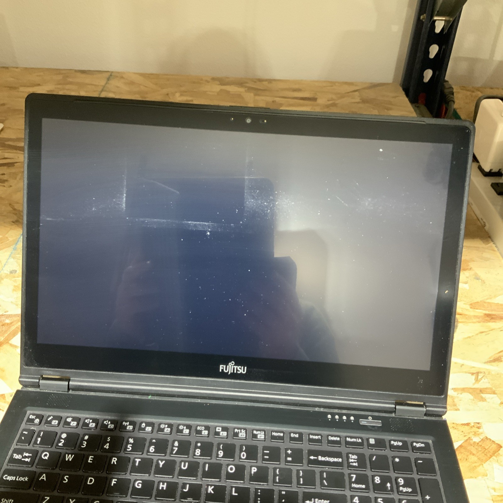 Fujitsu U757 i5-7200U Touch 8 GB DDR4 128GB NVME Win 11 15.5″ B103