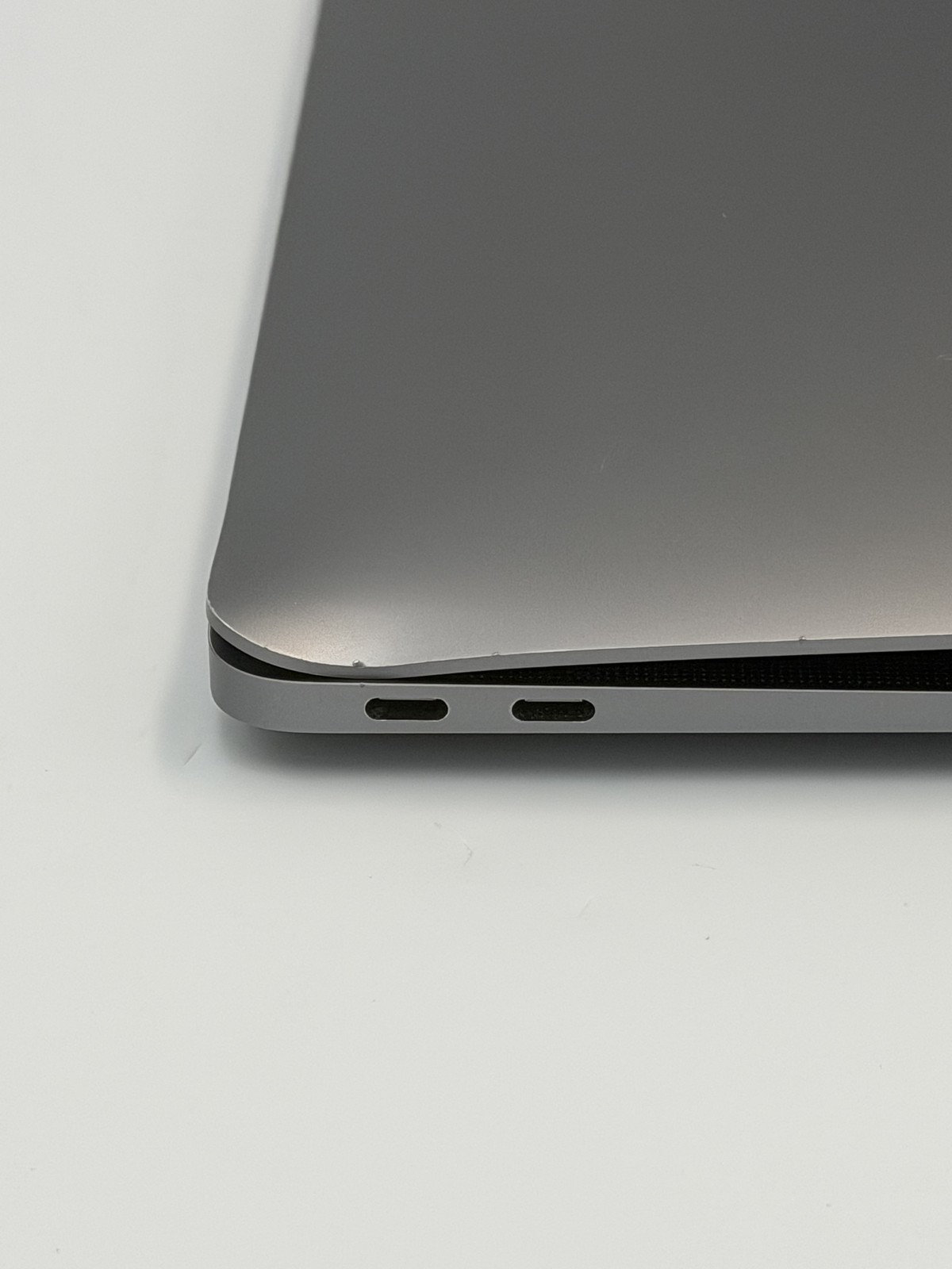 Apple MacBook Air (13-inch) [M1] (2020) M1 8-Core 8GB RAM 256GB SSD