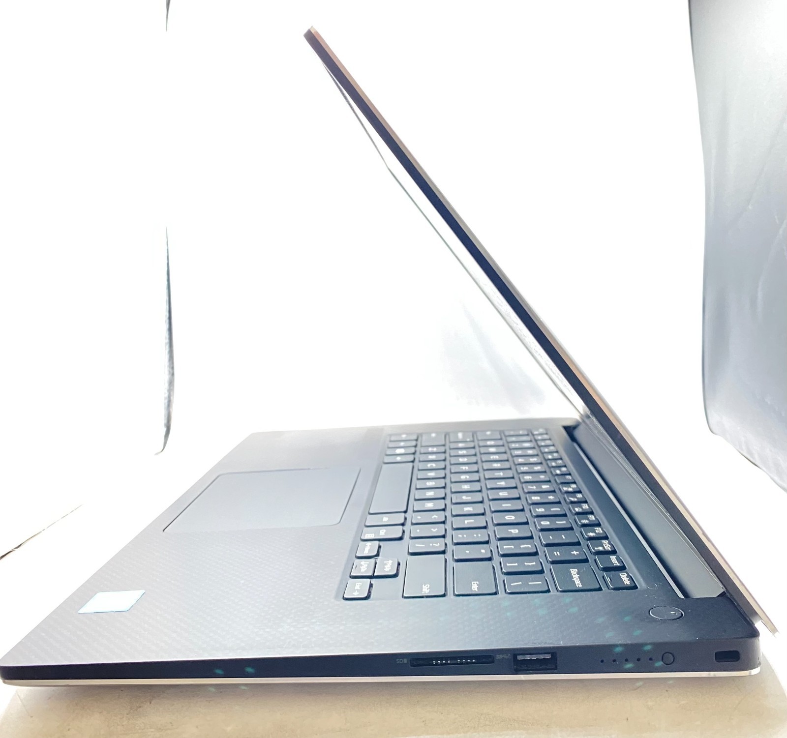 Dell XPS 15 9560 15.6″ Laptop Intel Core i7-7700HQ 2.80GHz 16GB RAM 256GB SSD