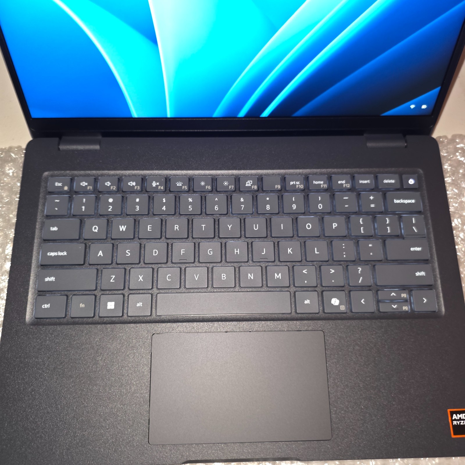 Dell Pro 14 PC14255 14″ Ryzen 5 220 • 8GB • 256GB SSD • Radeon 740M • Win 11 Pro