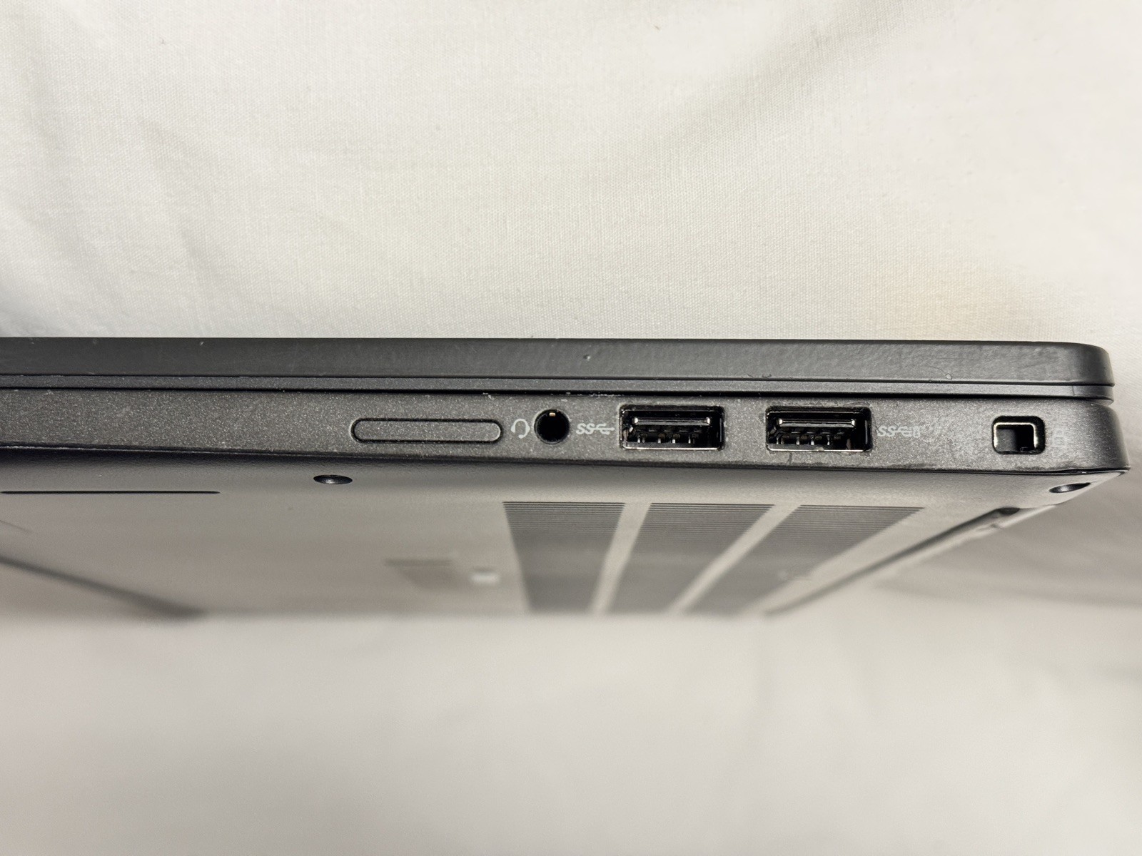 Dell Latitude 7410 14″ i7-10610U Gen 10 16GB 256GB SSD Win 11 Home Black
