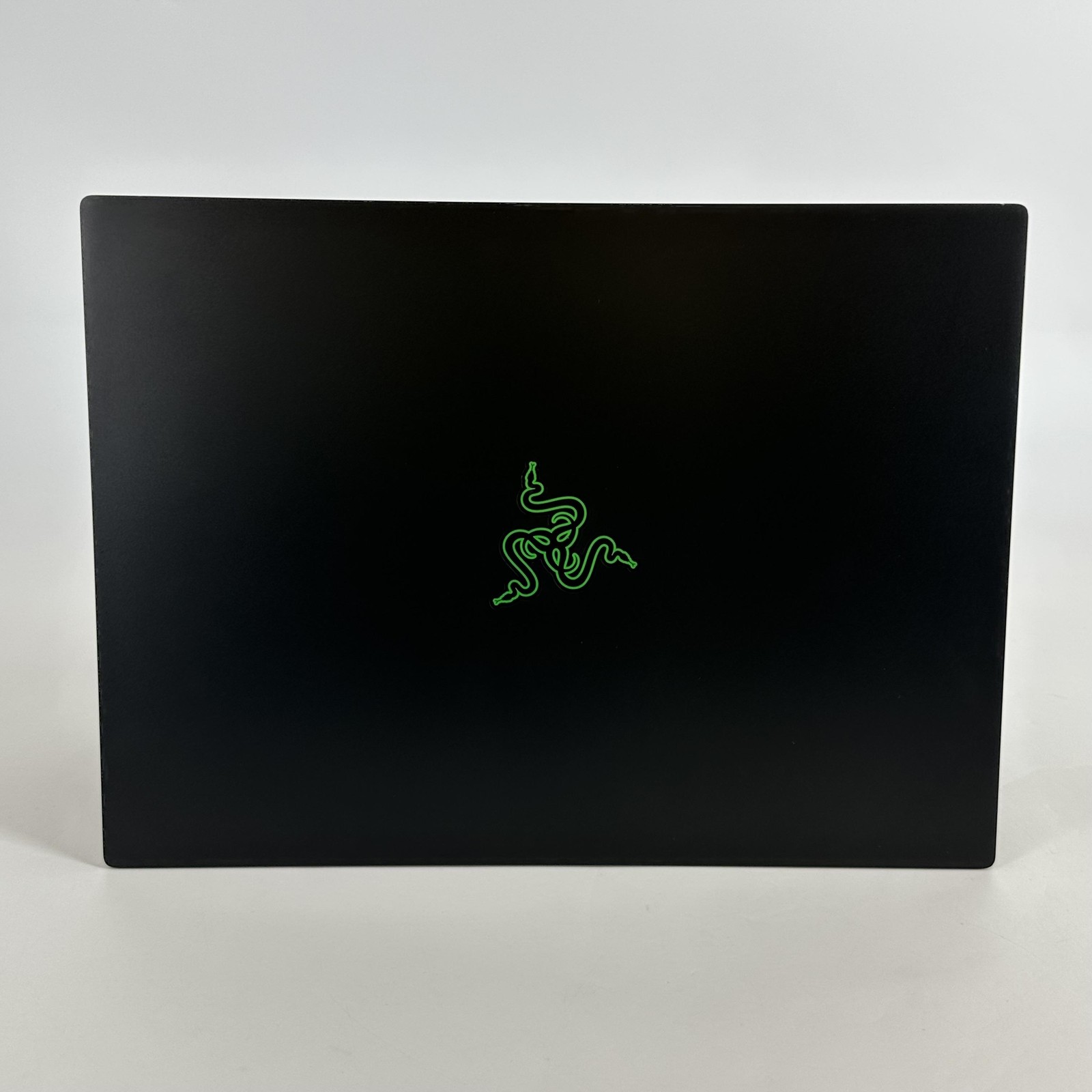 Razer Blade 14 240Hz QHD+ 4.0 GHz Ryzen 9 8945HS 32GB 1TB SSD NVIDIA RTX 4070