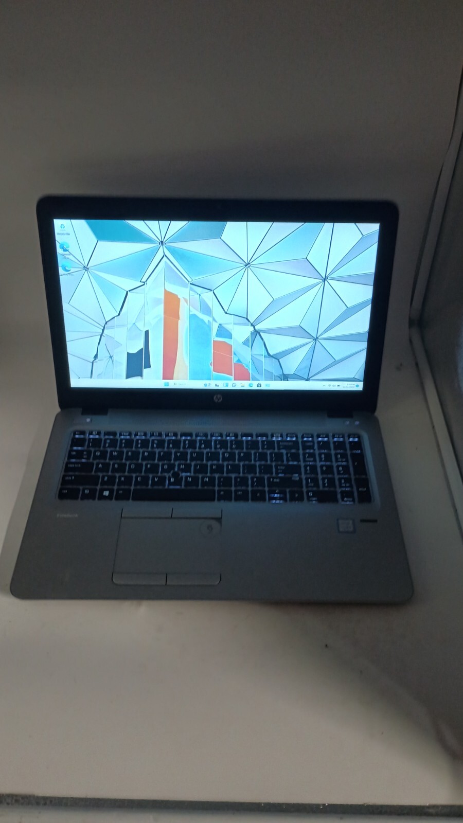EliteBook 850 G4(122610-45)w/charger.i5-7200U.8GB.256GB SDD.15.6″FHD.W11