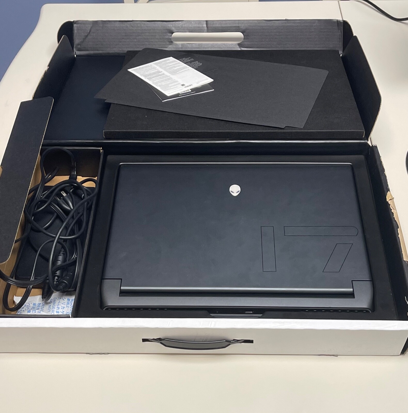 Black Alienware m17 R5 AMD 360HZ Gaming Laptop 3070 TI