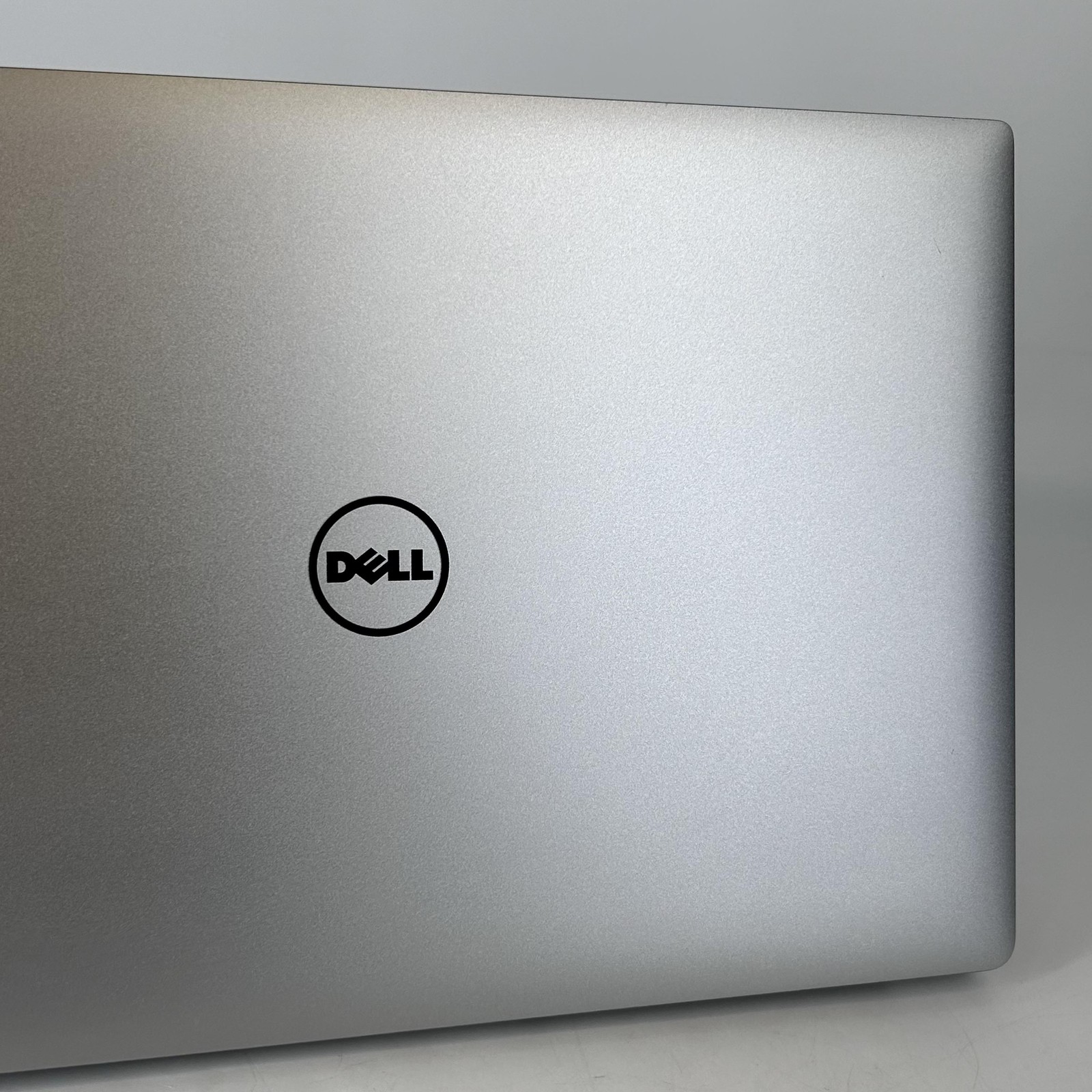 Dell XPS 15 9560 Gray FHD i7-7700HQ 2.80GHz 16GB 512GB SSD GTX 1050 Good