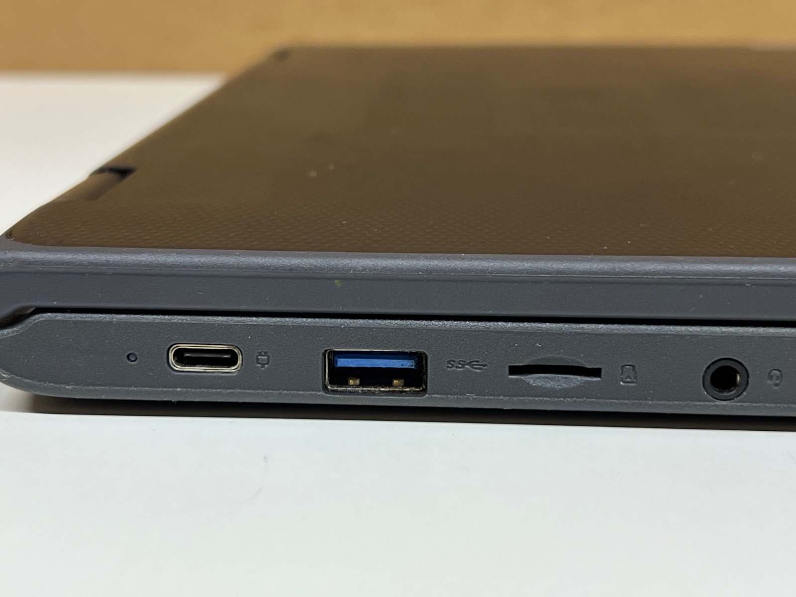 Lenovo 300e 11.6″ 2-in-1 Laptop – 32GB Storage, 4GB RAM, Touchscreen Chromebook