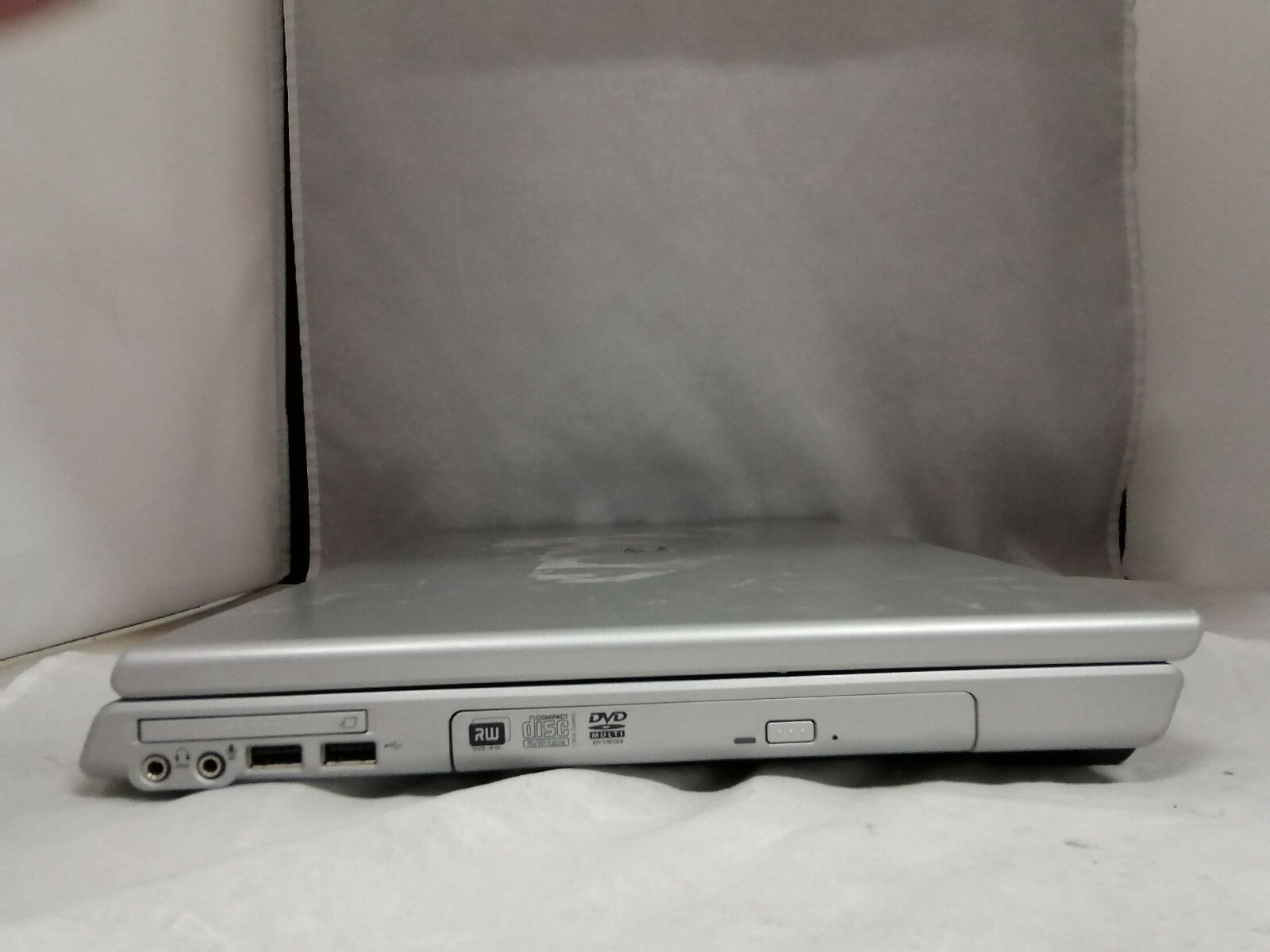 HP Pavilion dv8333cl t2400 2GB DDR2 No Battery No Charger No HDD Powers to Post