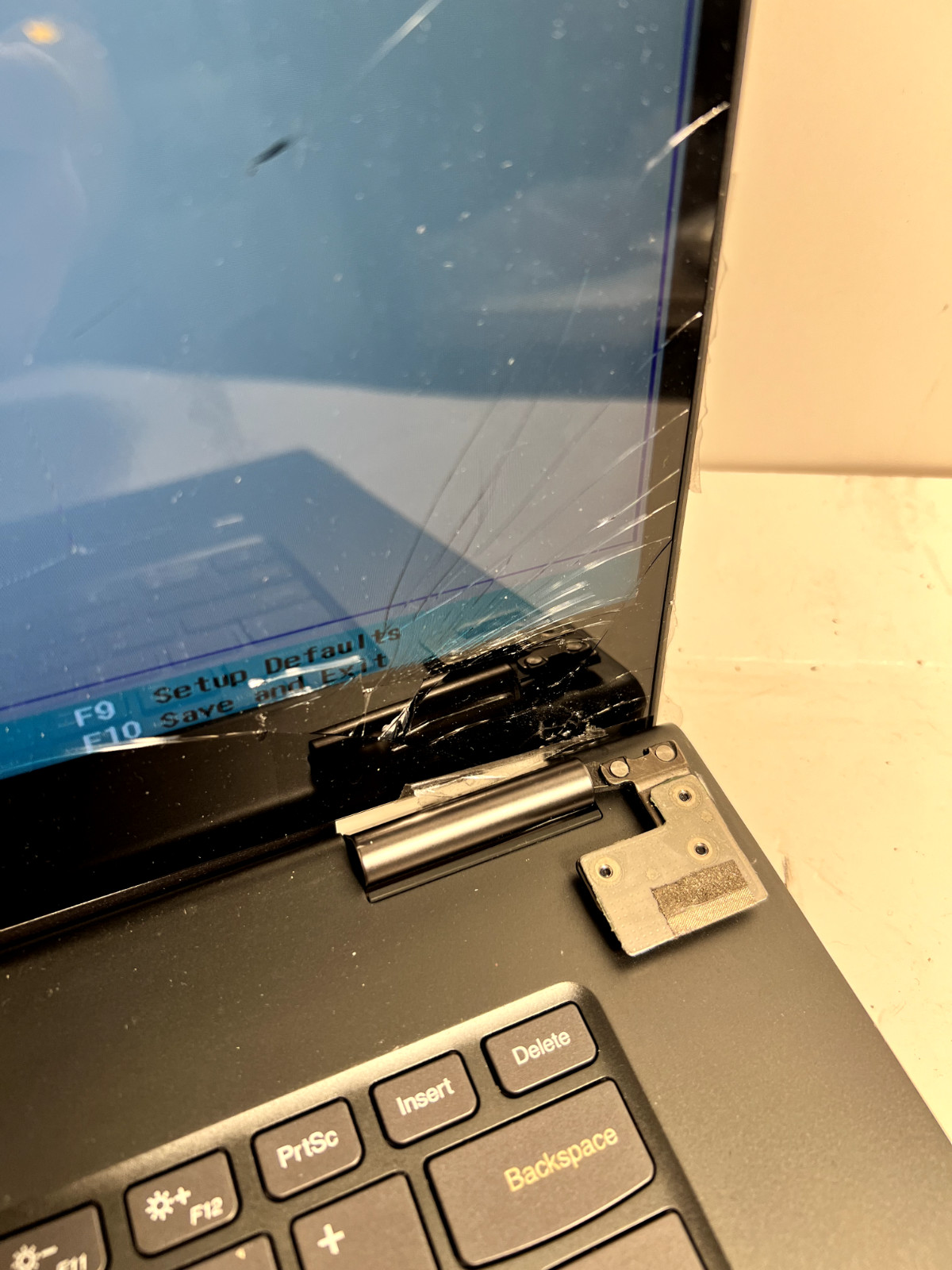 Lenovo Yoga 730-15IKB 15.6″ 2 in 1 i5-8250U 1.60 GHz 16GB No SSD As-Is *Cracked*