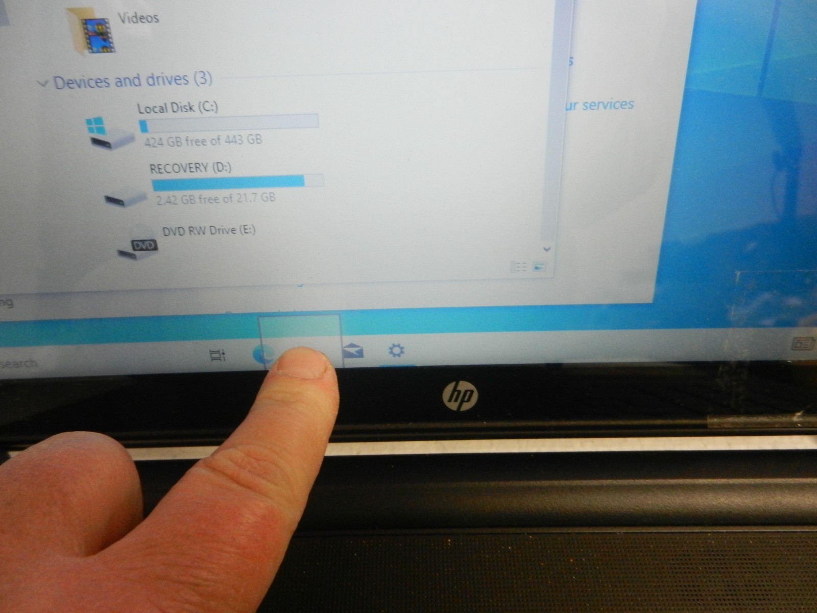 HP 15-f100dx AMD A8-6410 2 GHz 4GB RAM 500 GB HDD CRACKED GLASS but WORKS