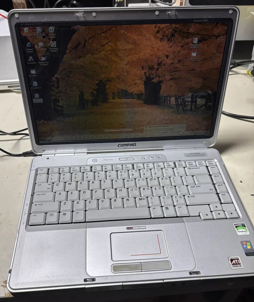 VTG Compaq Presario V2000 Laptop Intel Pentium M Tested Windows Xl. No Charger
