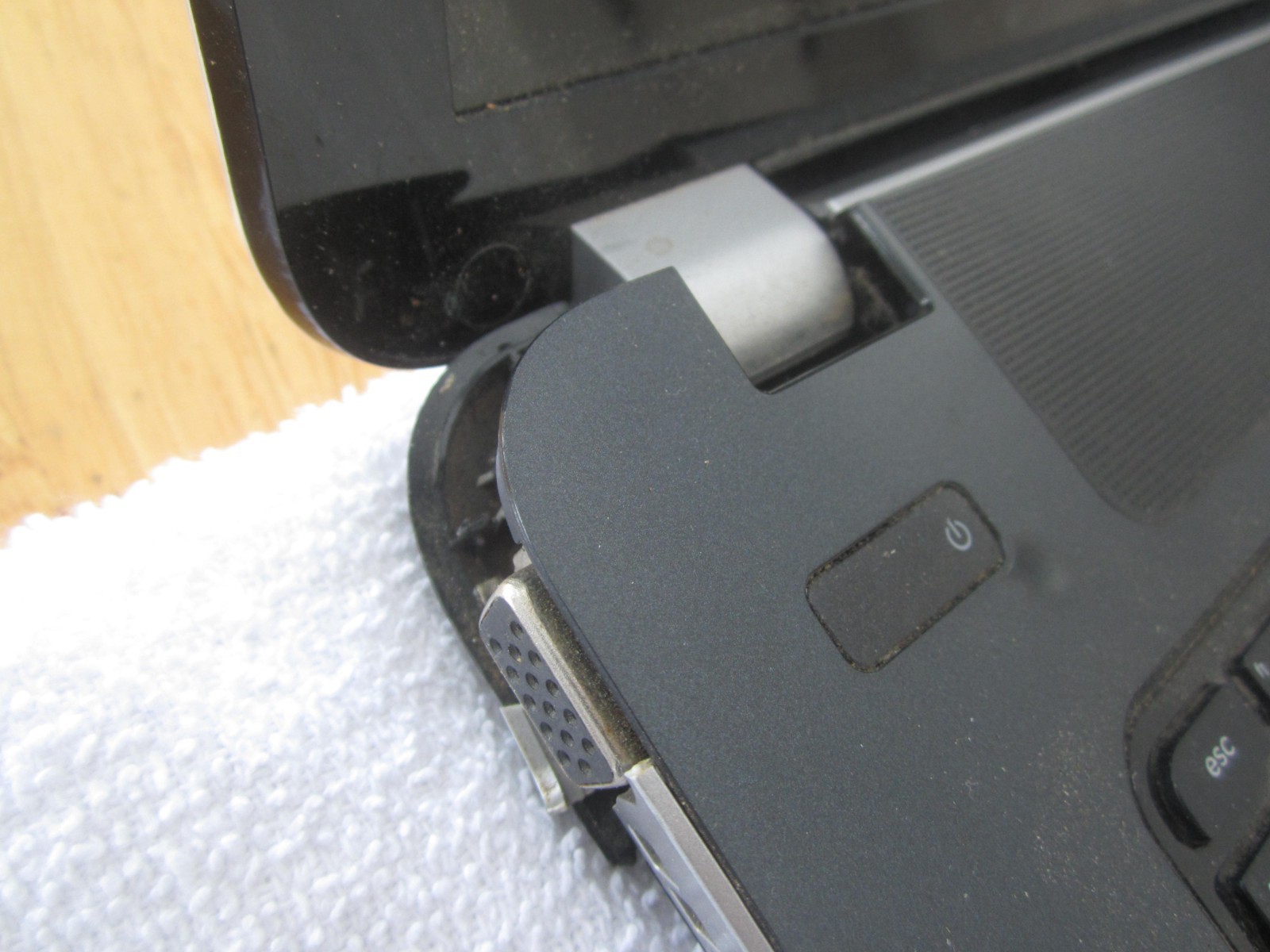FOR PARTS – HP Pavilion 17-e113dx 4GBRAM 80GBHD SCREEN INTACT BROKEN HING NoCord
