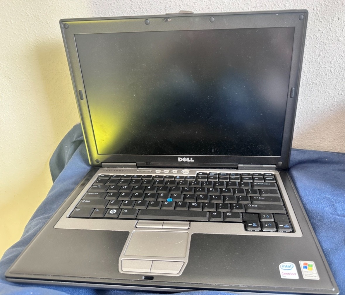 Dell D620 Laptop / 1.66ghz / 2gb / Windows XP / WIFI / DVD / RS232 Untested