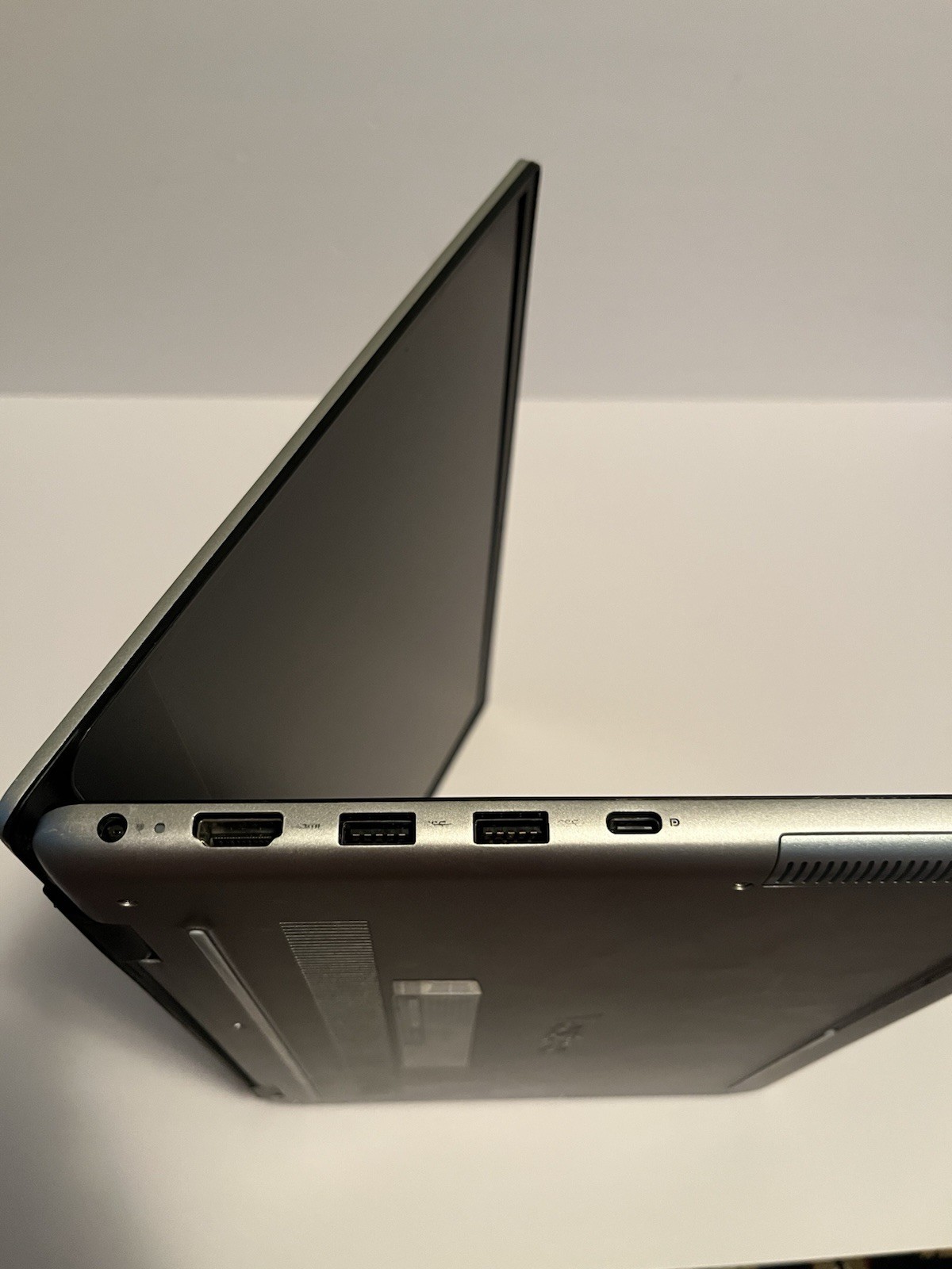 Dell Vostro 5490 i5-10210U 1.60GHz 8/256GB Win11P UHD 14″ 1920x1080x60Hz #80G