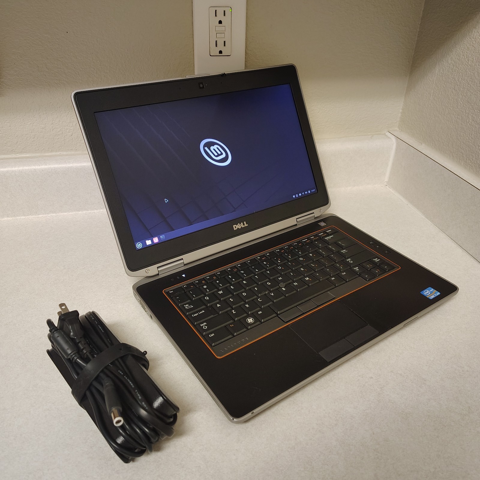 Dell Latitude E6420 14″ Linux Mint Laptop Intel i7 128GB SSD 8GB RAM NEW BATTERY