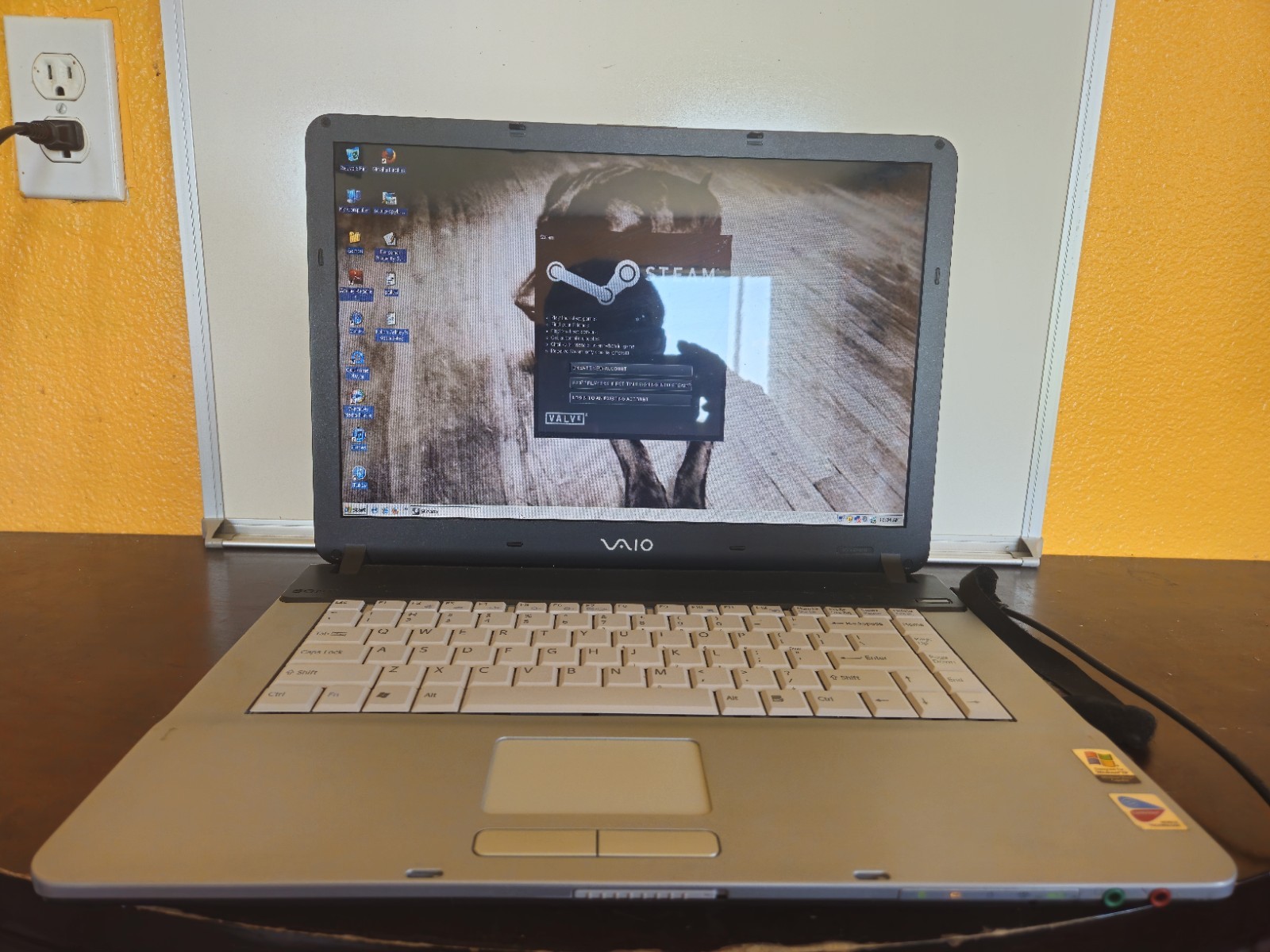 Sony VAIO, model PCG-7L1L / Good Condition / Powers On, Good For Repair Or Parts