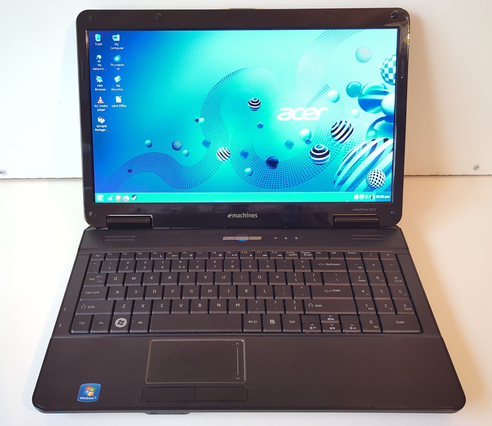 “Constitution” (eMachines E627) Athlon 64 X2 TK-42 4GB RAM 500GB SSHD Q4OS