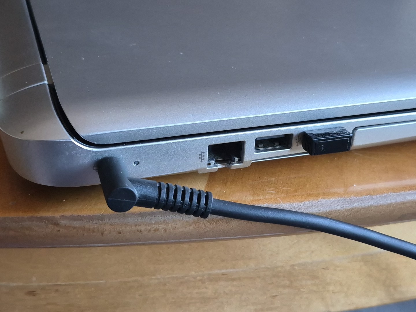 HP Pavilion 17-G121WM AMD A10-8700P 1.80GHz