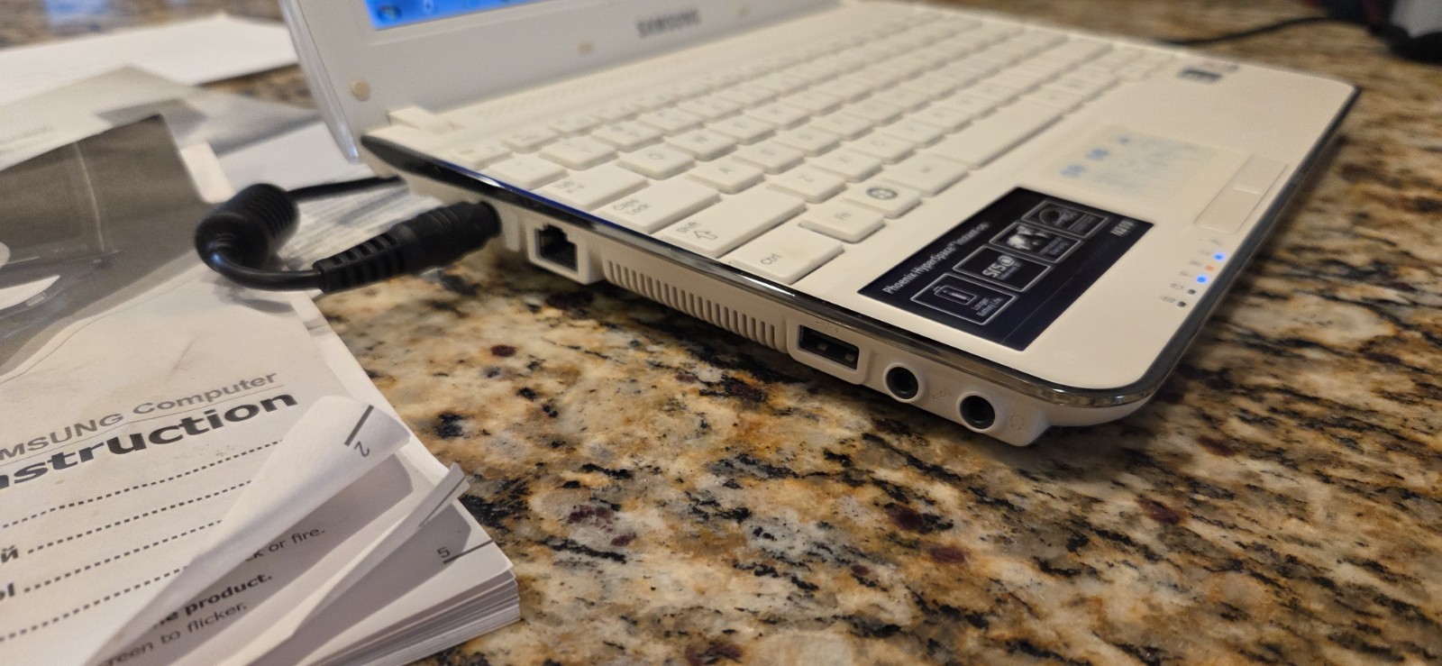 Samsung N210 10.1″ White Netbook Atom 1.66GHz 1GB 160GB HDD Win 7 Charger