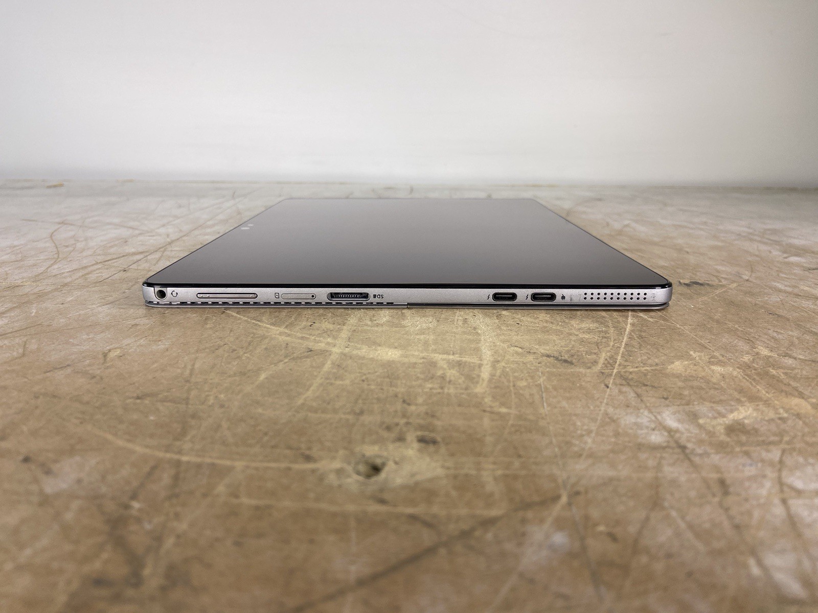 DELL LATITUDE 7200 2-IN-1 i5-8365U @ 1.60GHz, 8GB RAM, NO HDD/OS – (FOR PARTS)