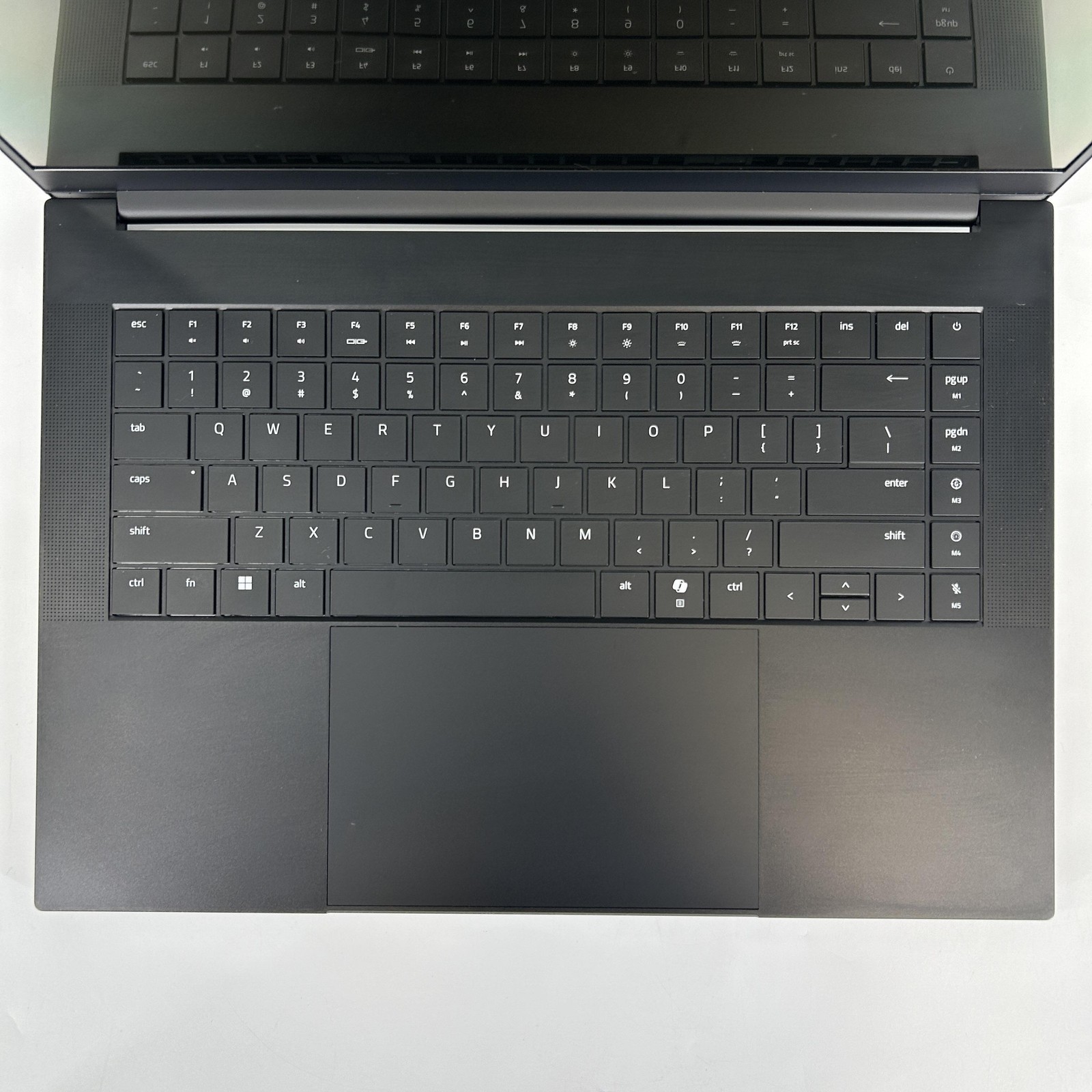 Razer Blade 16 240Hz QHD+ 2025 2.0 GHz Ryzen AI 9 HX 370 32GB 4TB/2TB RTX 5090
