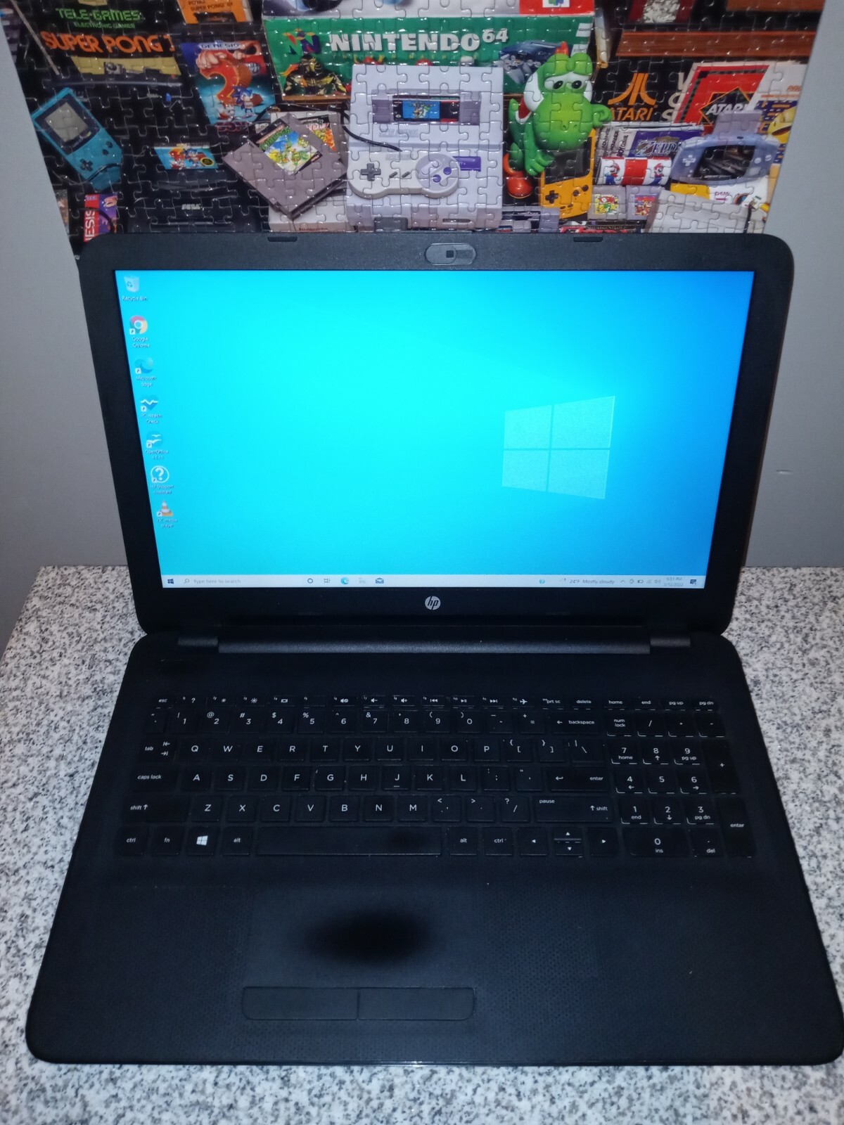 HP 15-af012nr Notebook 15.6″ AMD E1-6105 8GB / 240 GB Windows 10 w/Charger