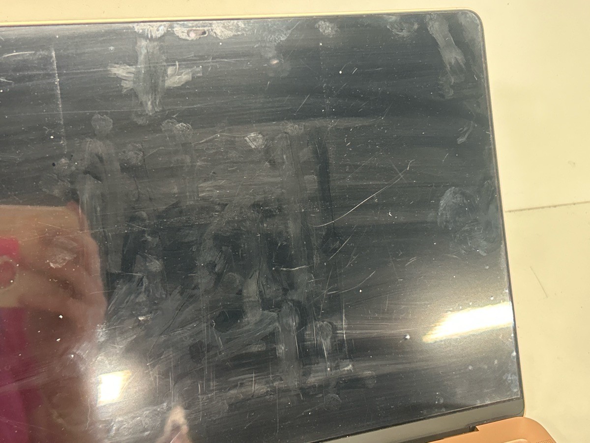 *LIGHT SCRATCHES* APPLE MACBOOK AIR A2337 (P17031610)