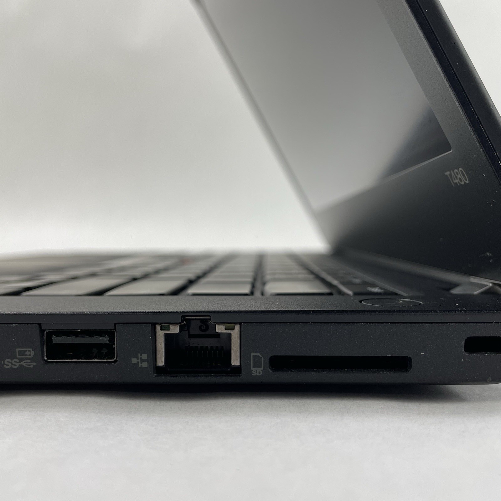 Lenovo ThinkPad T480 14″ i5-8350U 1.70 GHz 8 GB RAM No SSD/OS/AC – Bad Bottom