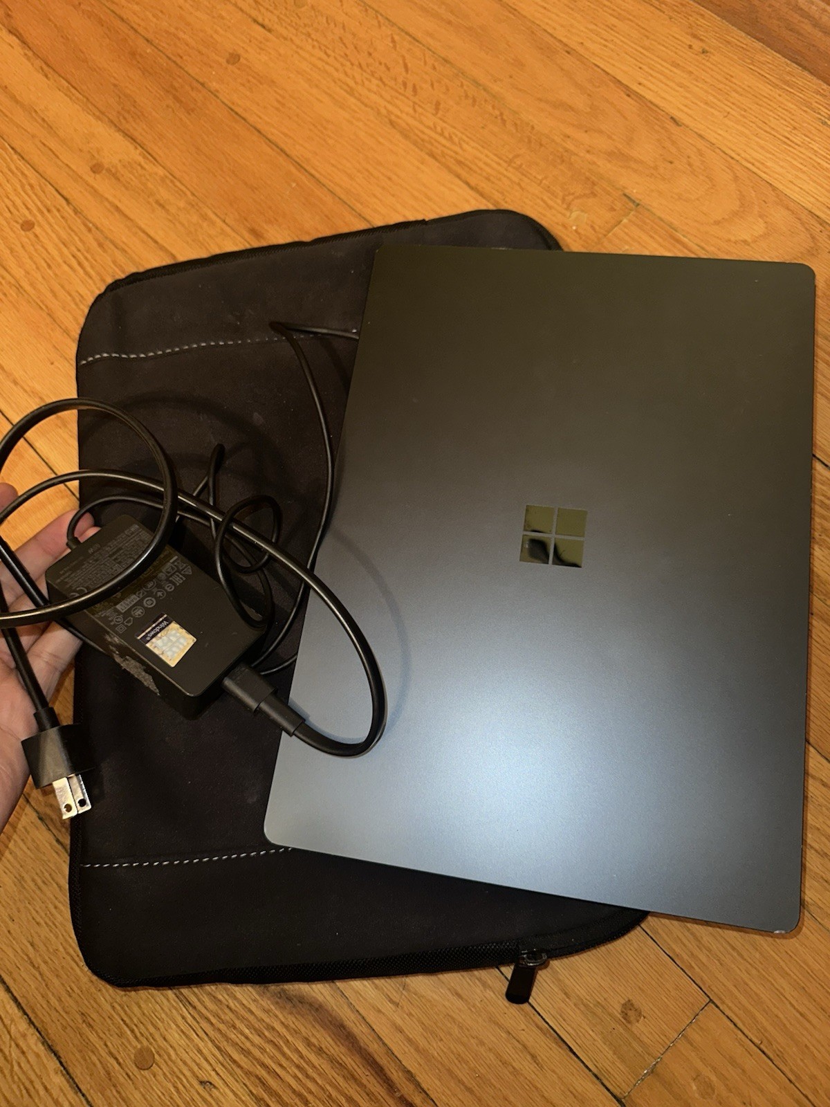 Microsoft Surface Laptop 13.5 inch (256 GB, Intel Core i5 7th Gen., 2.50 GHz,, 8
