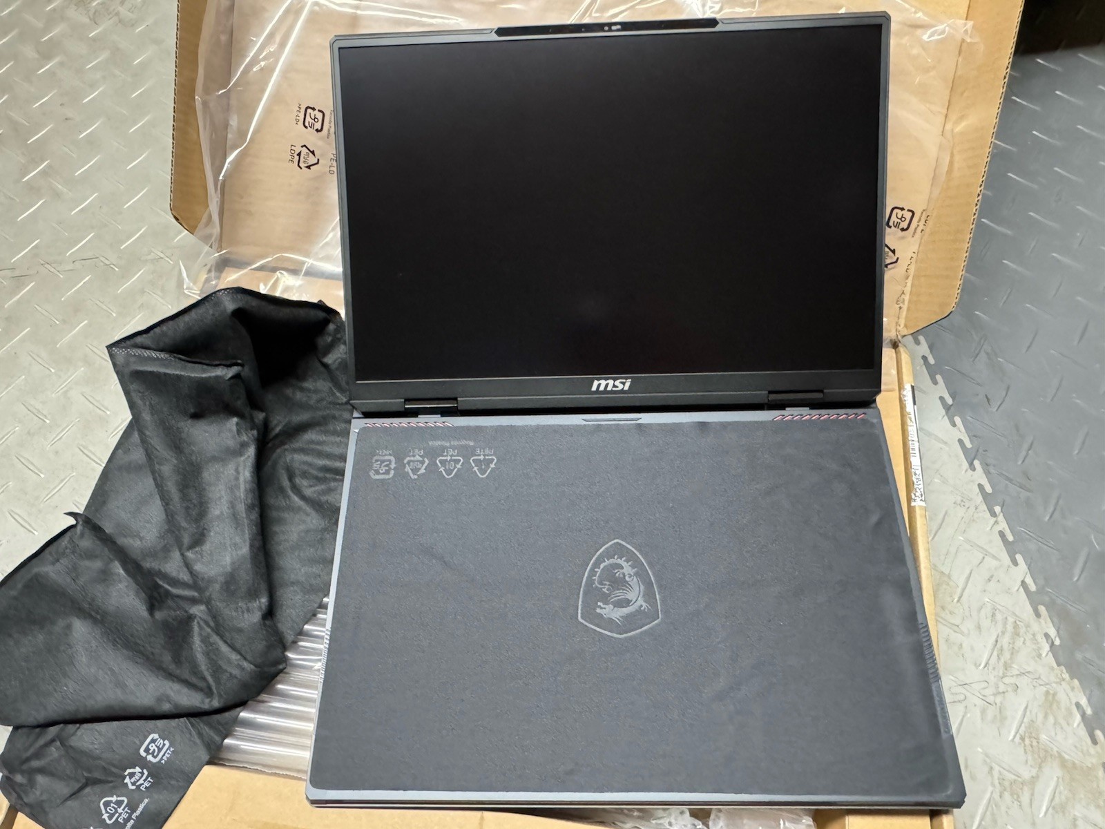 MSI Raider 18 HX A14VIG 240Hz QHD+ 2.2 GHz i9-14900HX 32GB 1TB SSD RTX 4090