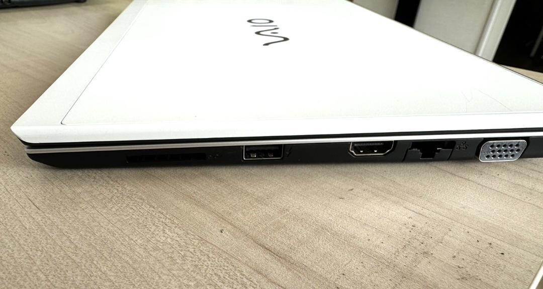 Vaio 11.6 Inch Laptop PC VJS112C12N RAM: 4GB SSD: 256GB Windows 10 Pro Core i3
