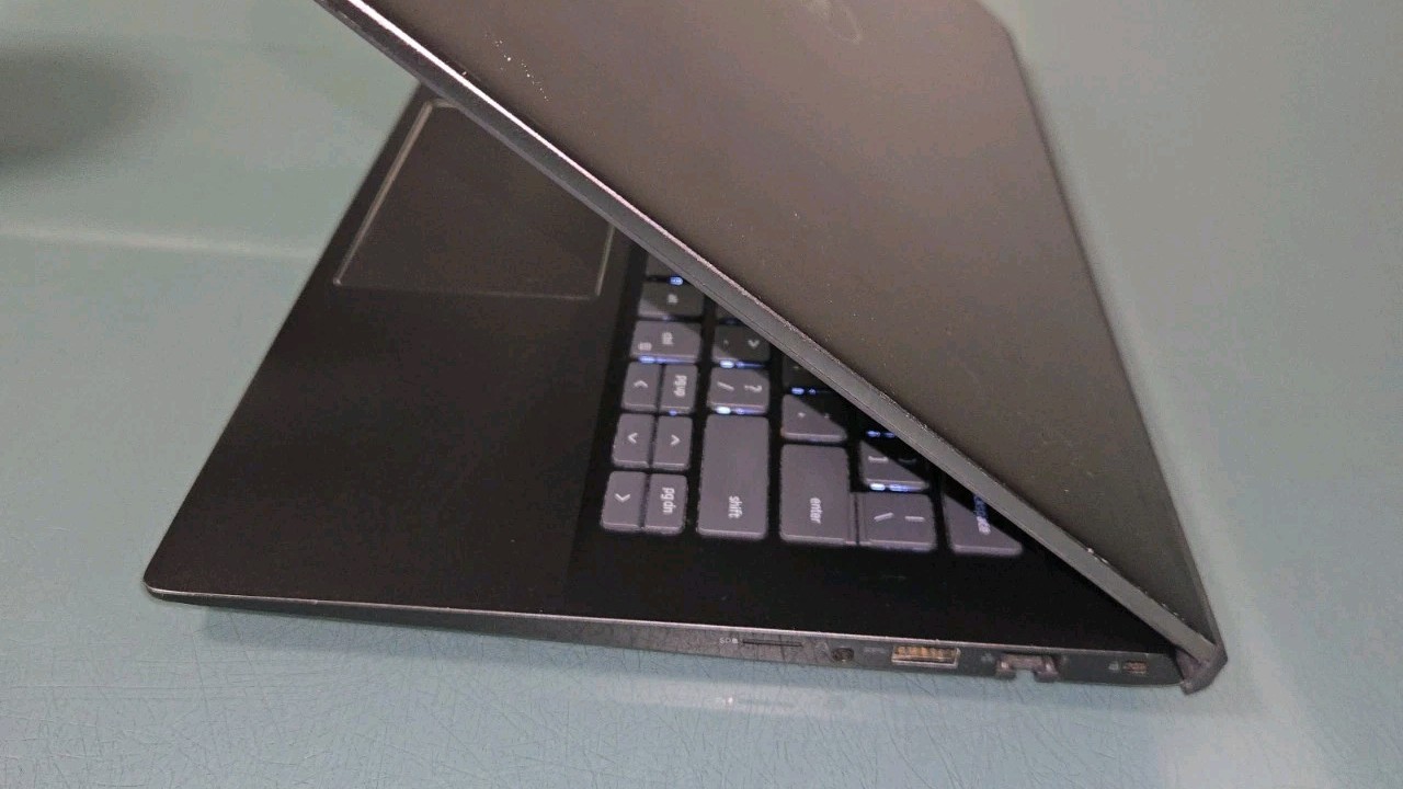 **AS-IS**Dell Vostro 5402 14″ core i7 11th gen 8GB RAM /256G. SSD /WIN11 READ