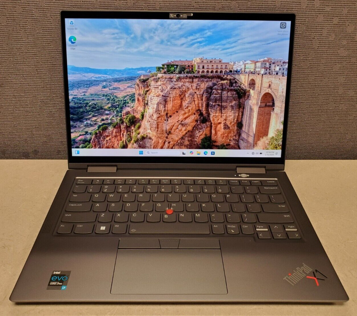 Lenovo ThinkPad X1 Yoga G6 laptop w/power adapter