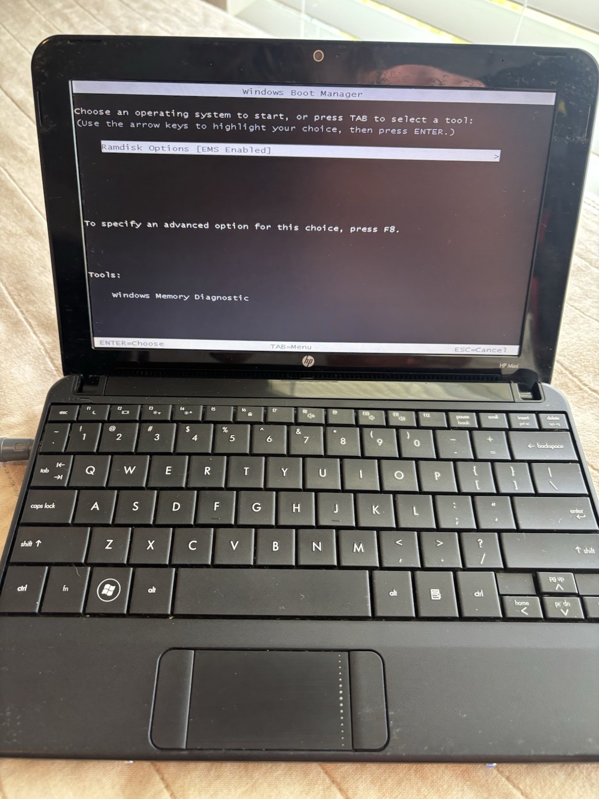HP Mini 110-3530nr 10.1″ Black Netbook Computer (no charger) Powers On Read Desc