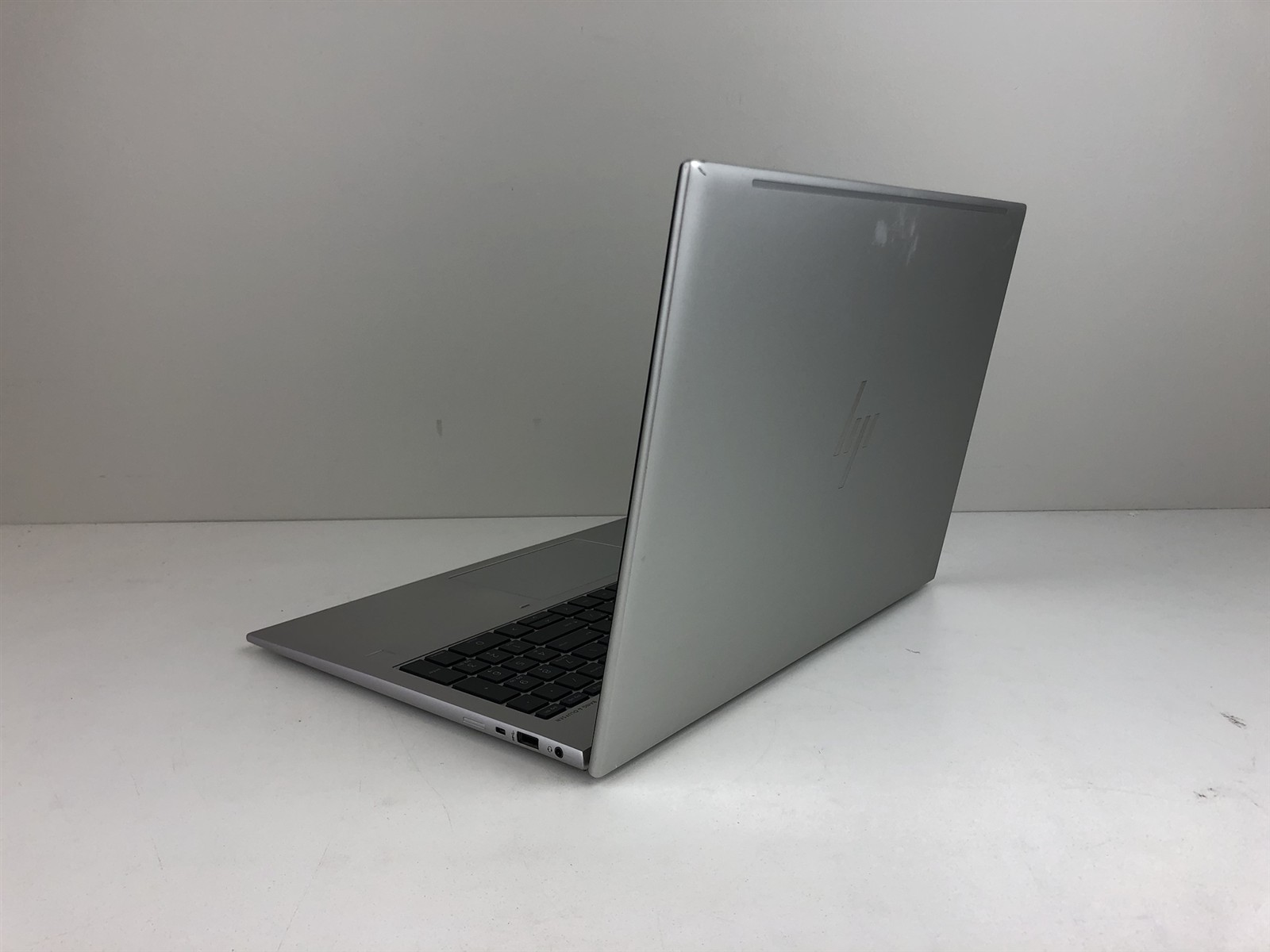 HP EliteBook 865 G10: AMD Ryzen 7 PRO 7840U 3.3GHz – 32GB – 512GB