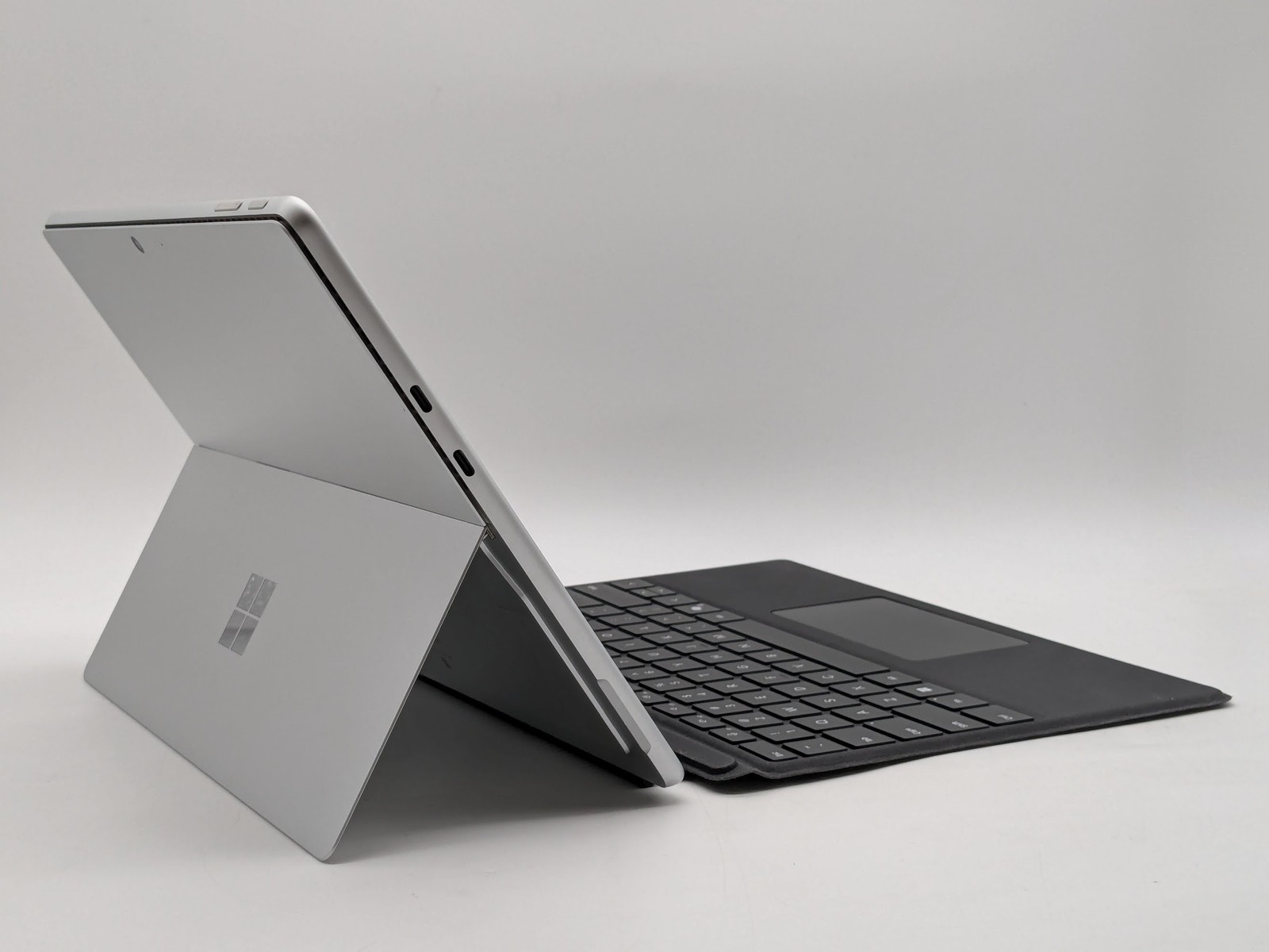 Microsoft Surface Pro 10 2-in-1 13″ ULTRA 5 135U 256GB SSD 8GB W11P 120Hz