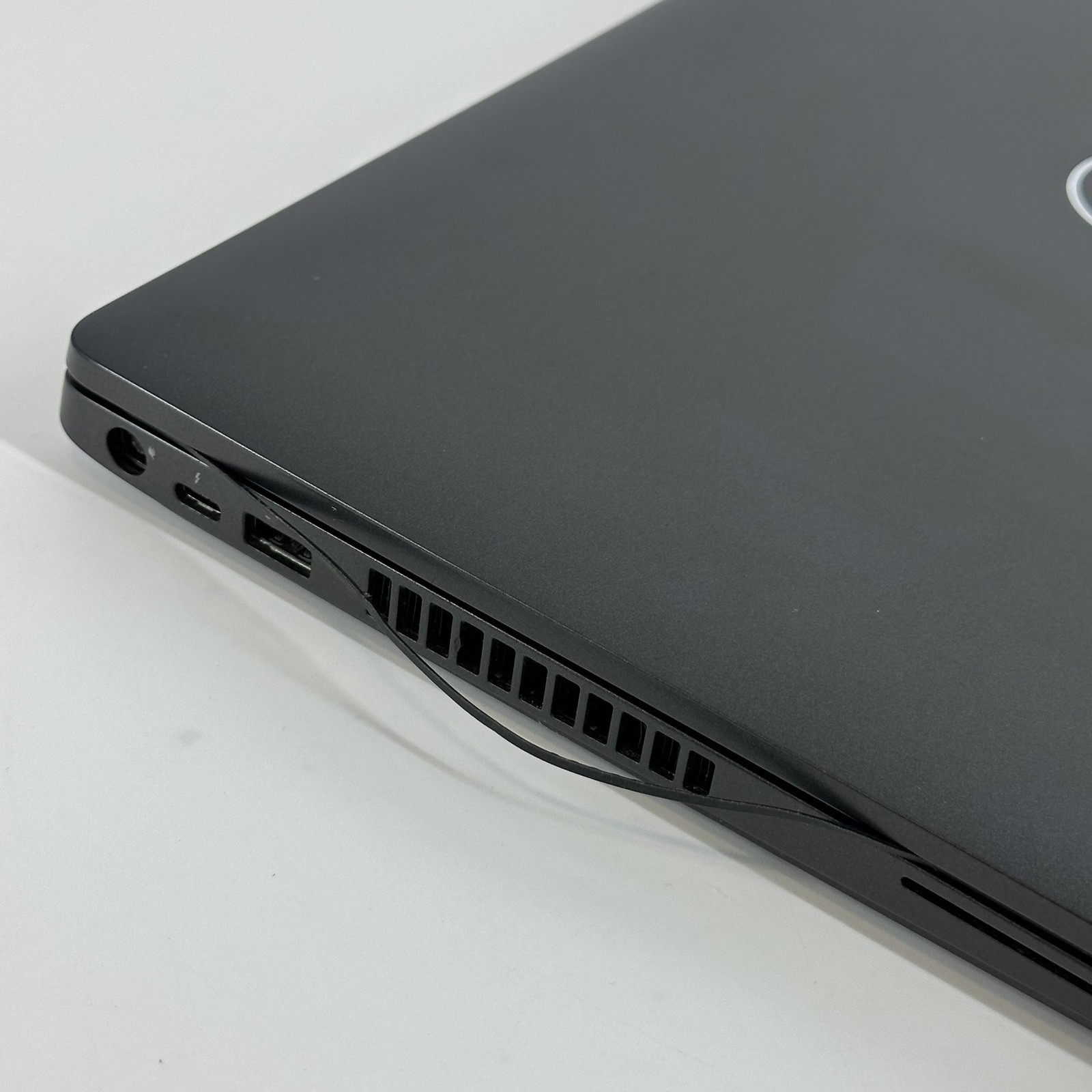 Dell Latitude 5501 15.6 Black FHD i7-9850H 2.60GHz 16GB 512GB SSD Good