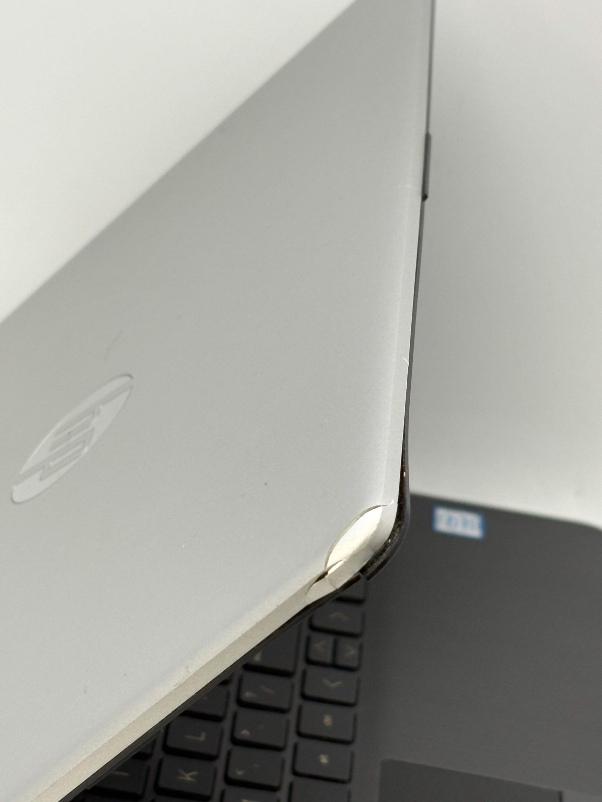 HP 15-DW007NR Intel Core i7-8565U 8GB RAM 512GB SSD – Cracked plastic bezel