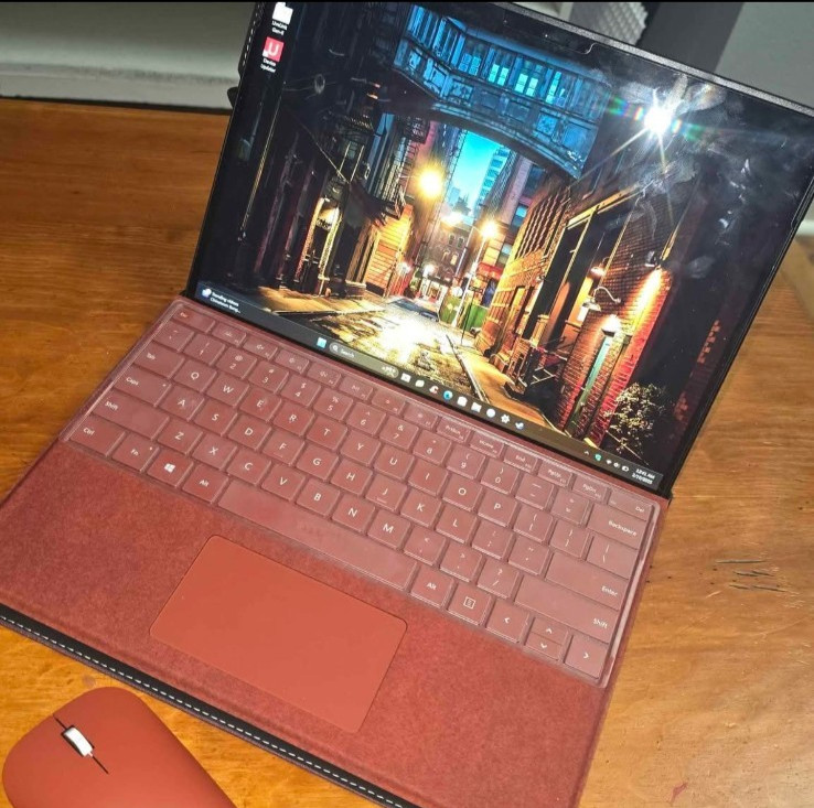 Surface pro x 1876 8gb ram 256gb SSD