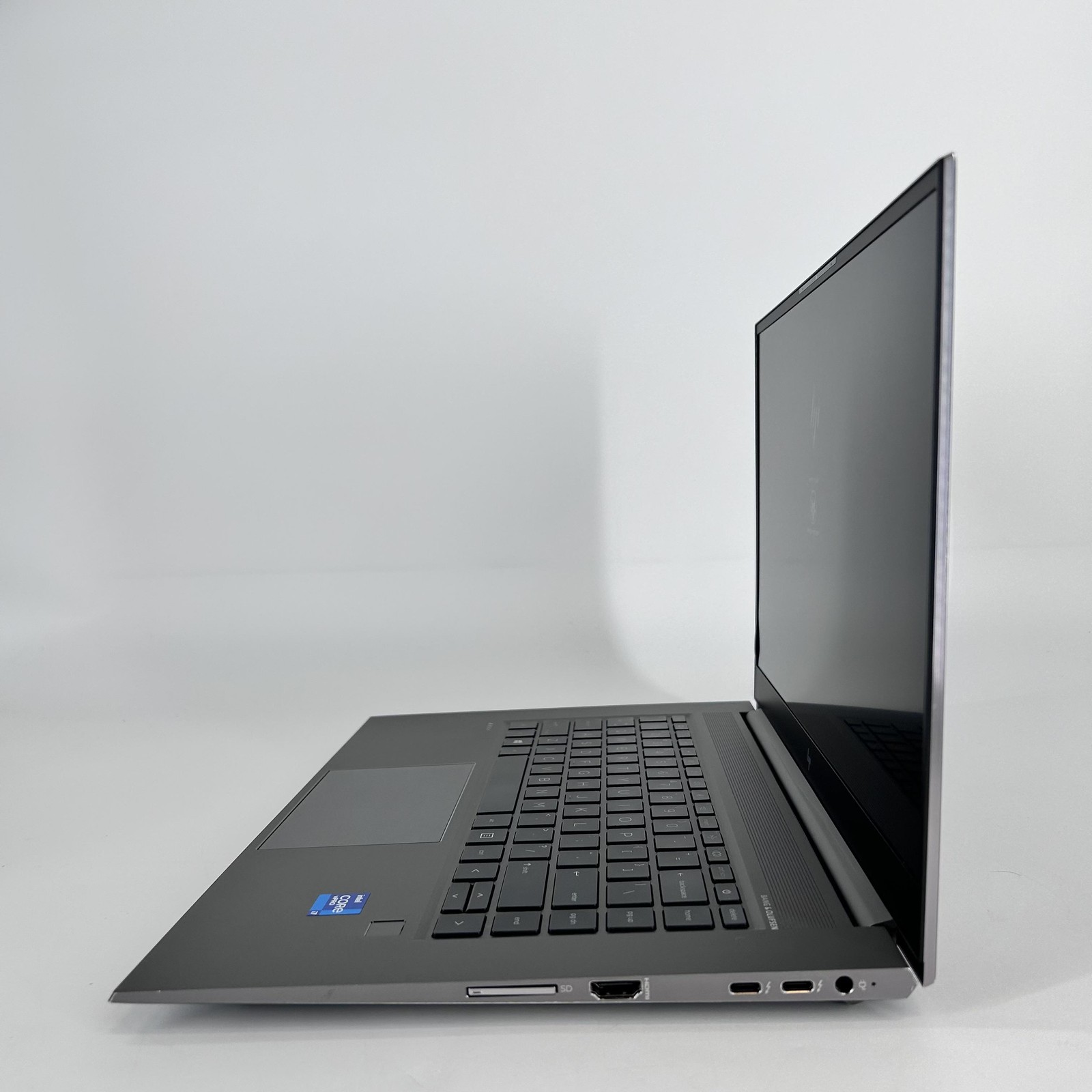 HP ZBook Studio 15 G8 FHD i7-11850H 2.50GHz 32GB 1TB SSD RTX A2000 White Spot